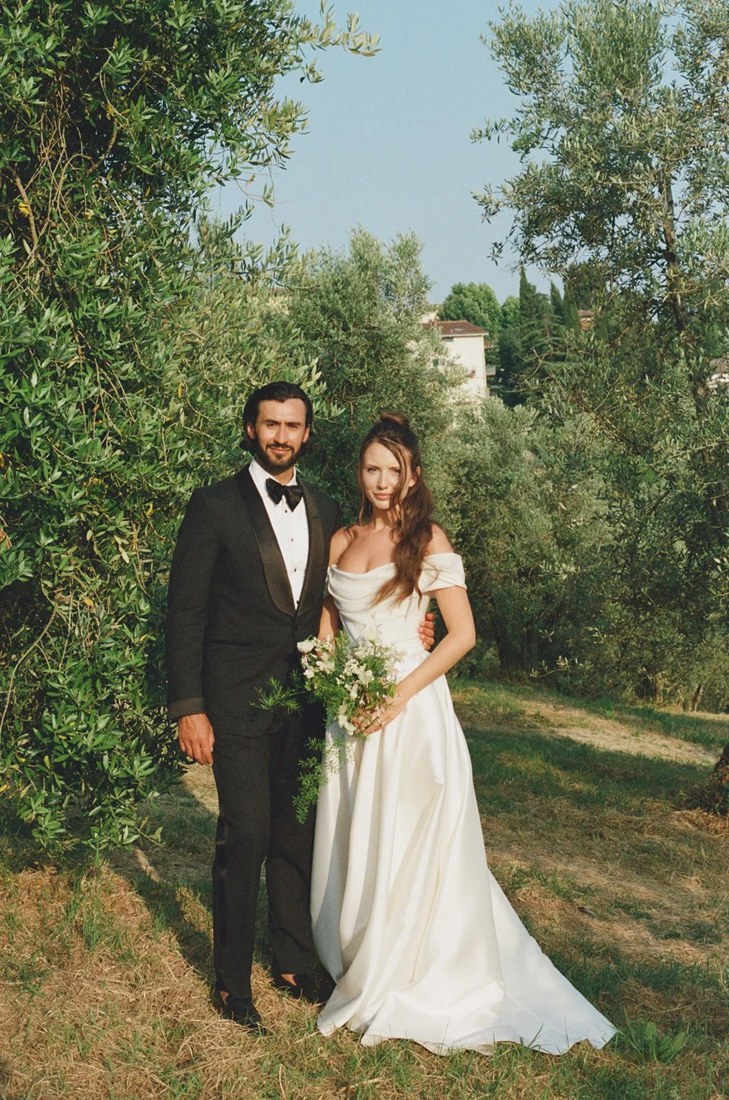 contemporary-wedding-in-tuscany-harvesia-floral-design-countryside-wedding-14.jpg