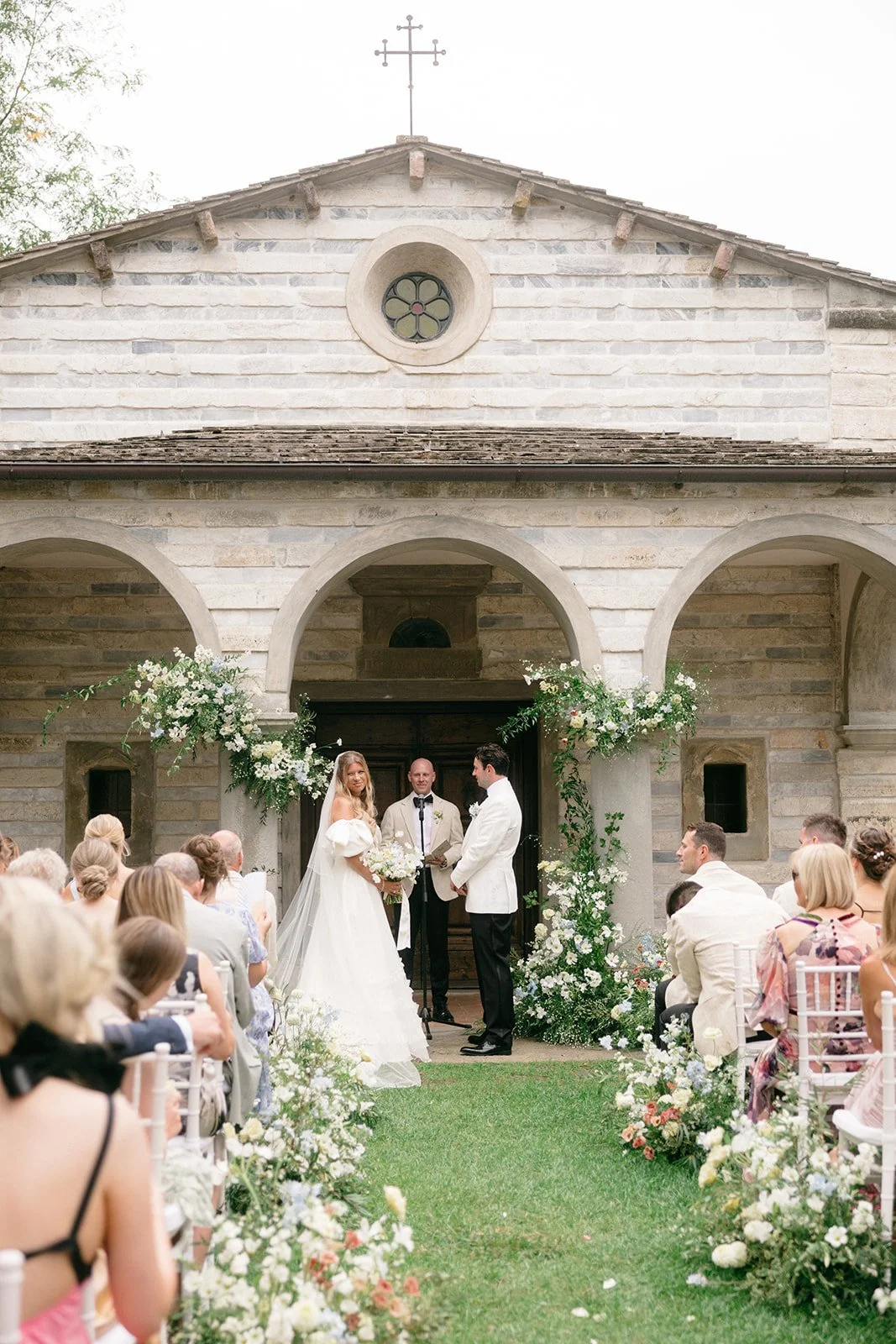 harvesia-floral-destination-wedding-in-italy-tuscany-white-wedding-ceremony10.jpg