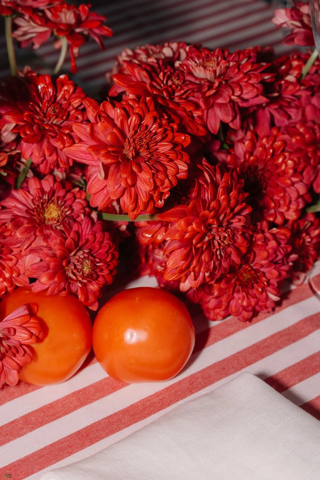 contemporary-red-welcome-dinner-tomatoes-arrangements-harvesia-floral-design-tuscany-argentario-2.jpg