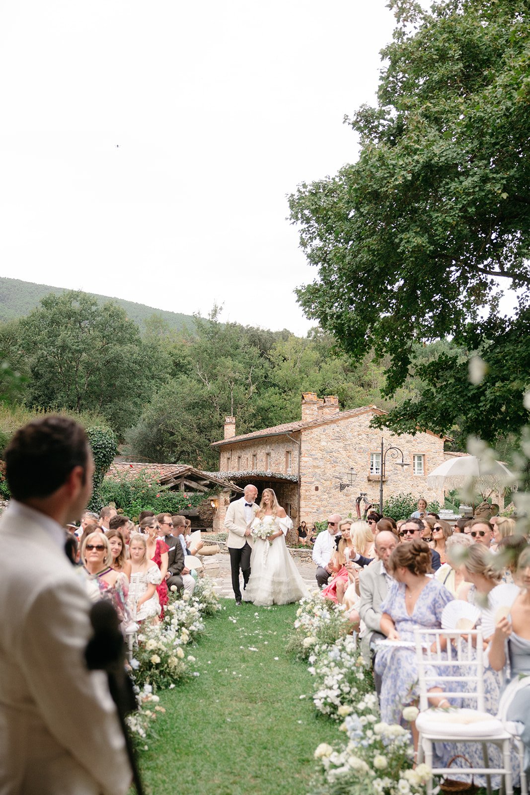 harvesia-floral-destination-wedding-in-italy-tuscany-white-wedding-ceremony9.jpg