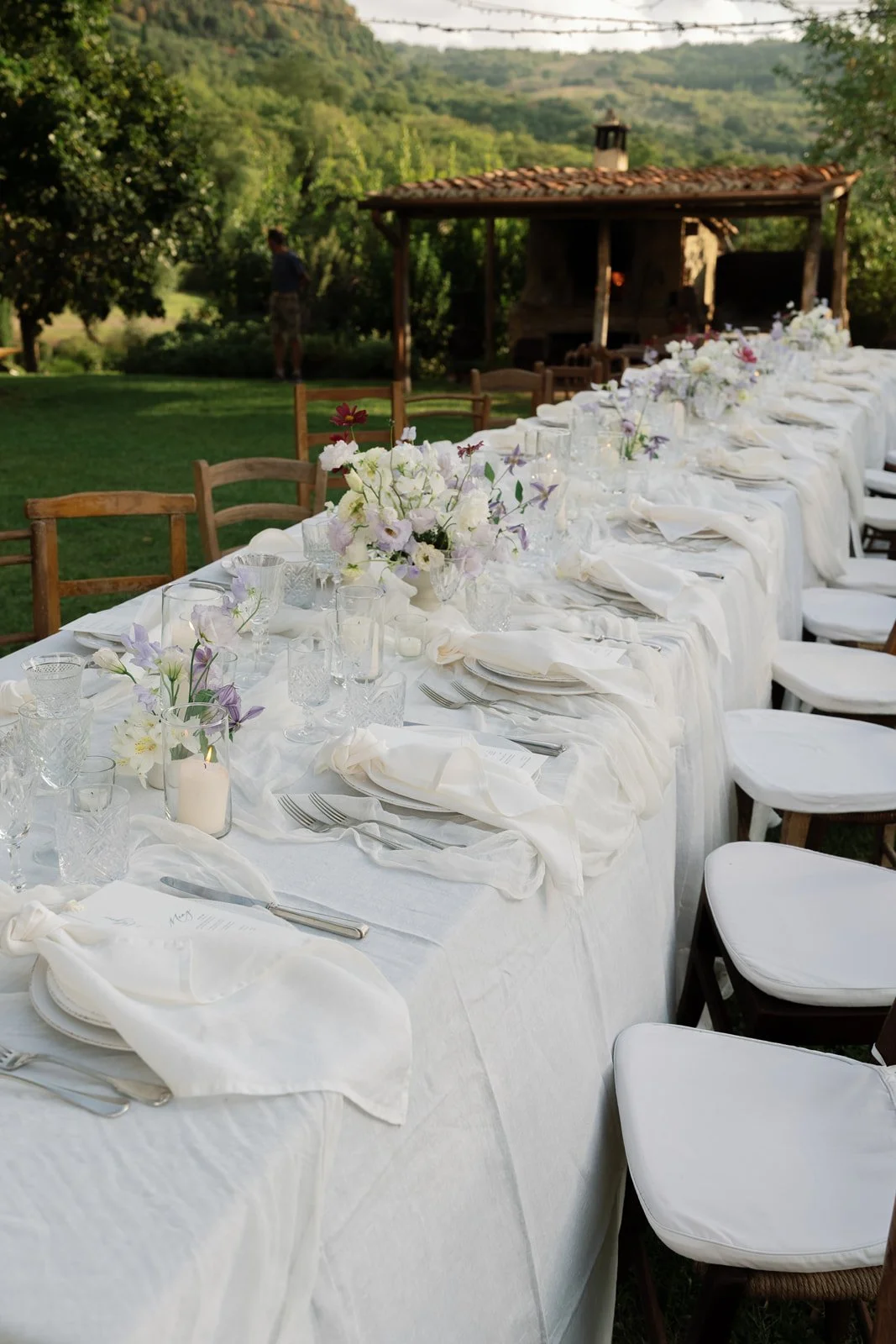 harvesia-floral-wedding-tuscany-al-fresco-dinner-tablescape20.jpg