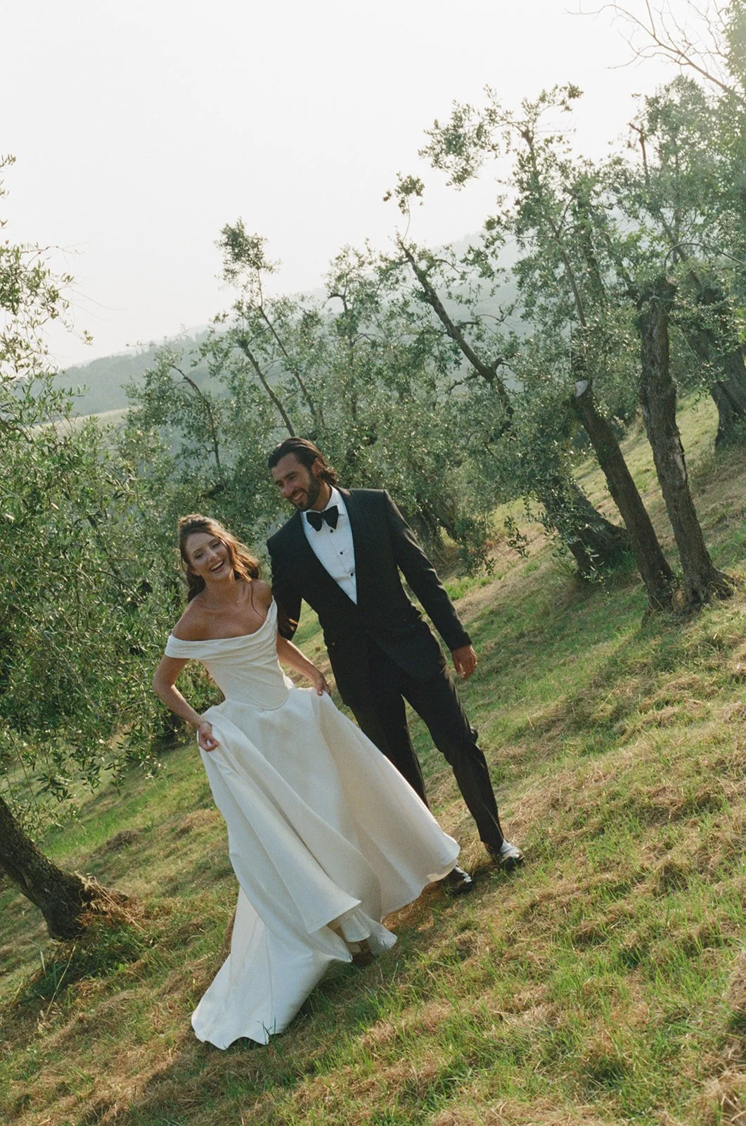contemporary-wedding-in-tuscany-harvesia-floral-design-countryside-wedding-16.jpg