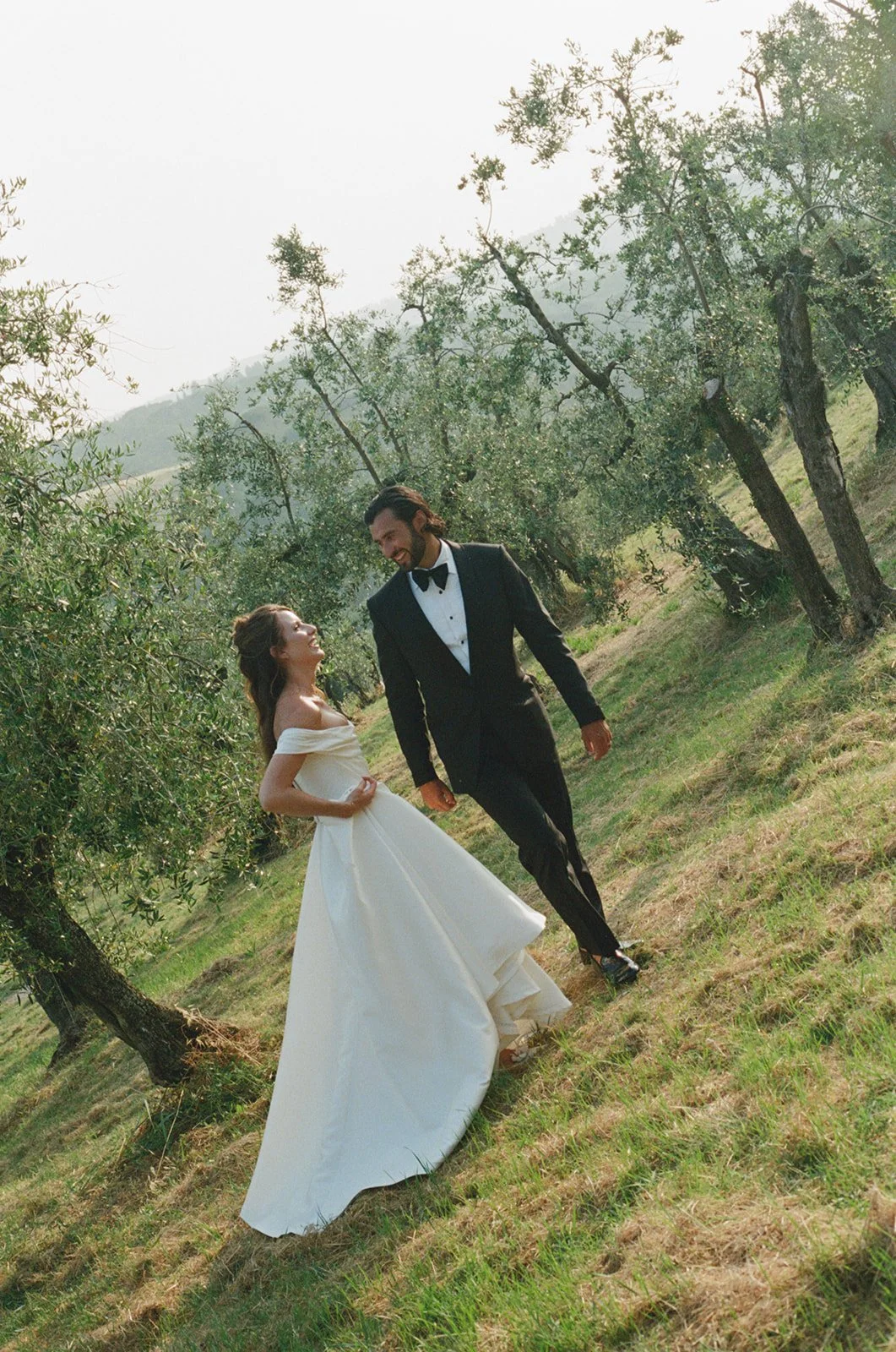 contemporary-wedding-in-tuscany-harvesia-floral-design-countryside-wedding-15.jpg