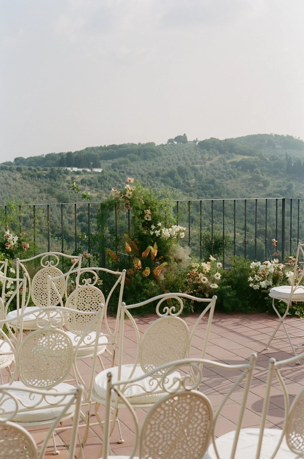 contemporary-wedding-in-tuscany-harvesia-floral-design-countryside-wedding-21.jpg