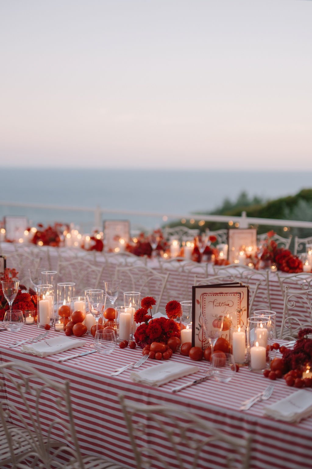 contemporary-red-welcome-dinner-tomatoes-arrangements-harvesia-floral-design-tuscany-argentario-39.jpg