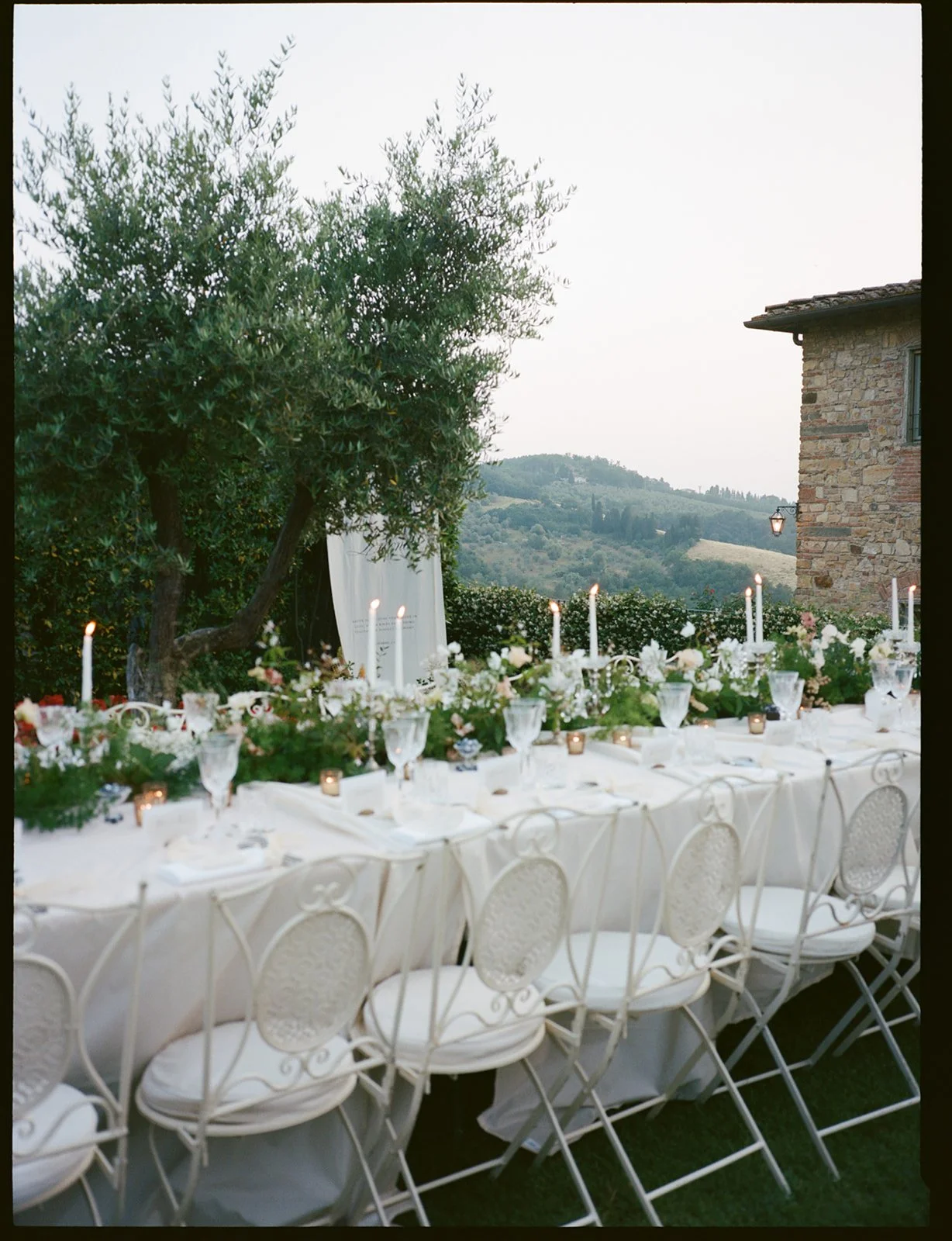 contemporary-wedding-in-tuscany-harvesia-floral-design-countryside-wedding-12.jpg