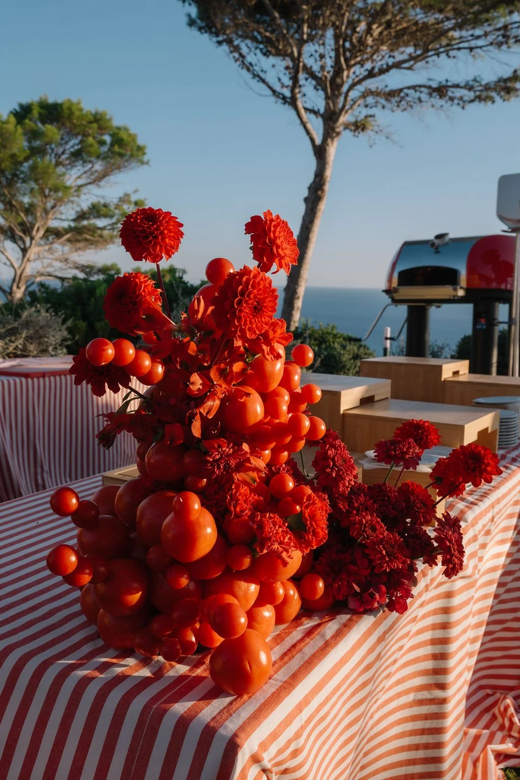 contemporary-red-welcome-dinner-tomatoes-arrangements-harvesia-floral-design-tuscany-argentario-20.jpg