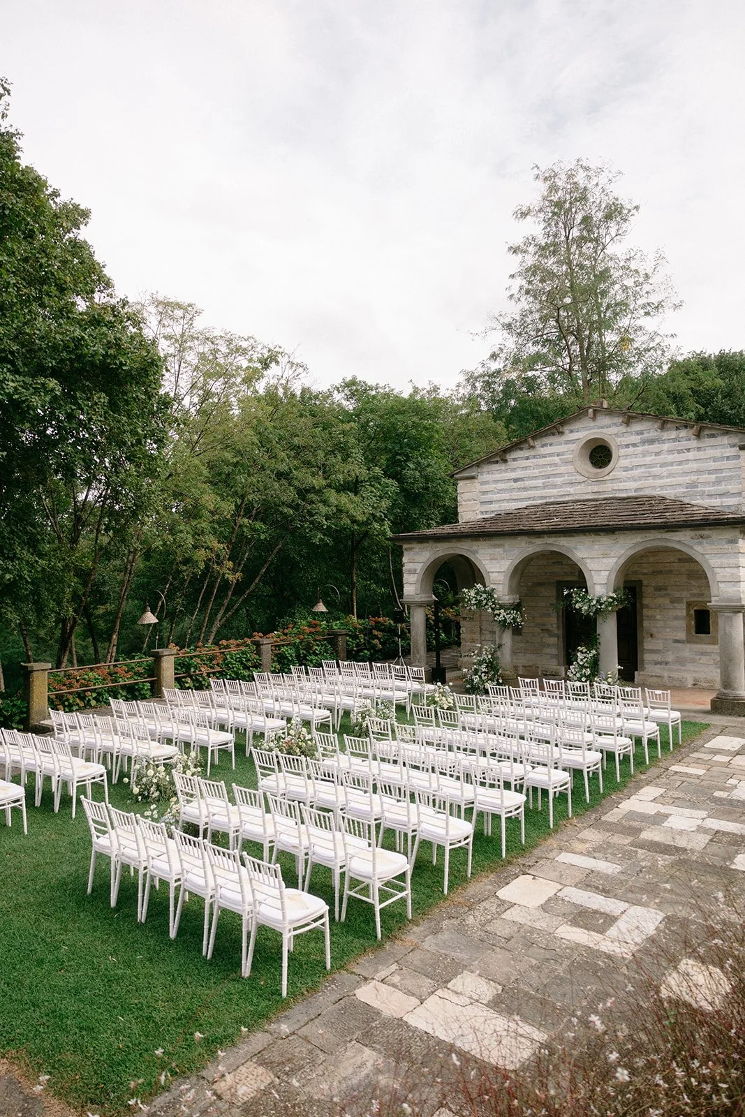 harvesia-floral-destination-wedding-in-italy-tuscany-white-wedding-ceremony3.jpg