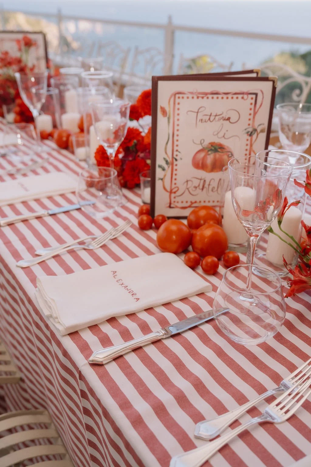 contemporary-red-welcome-dinner-tomatoes-arrangements-harvesia-floral-design-tuscany-argentario-3.jpg