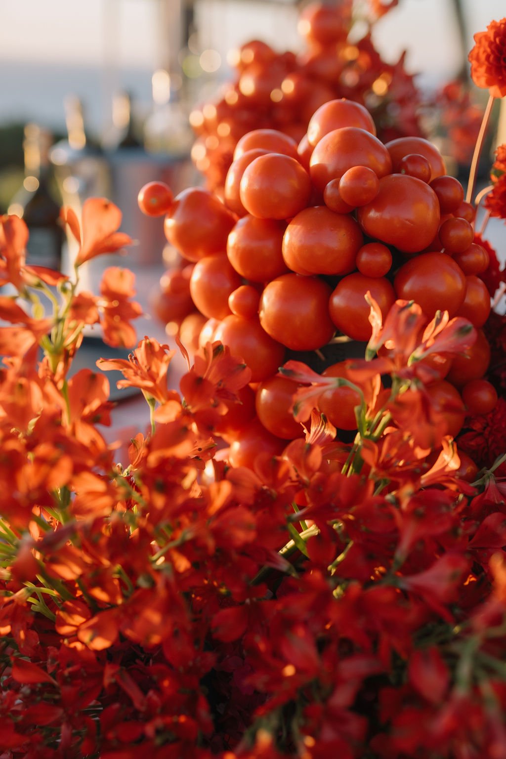 contemporary-red-welcome-dinner-tomatoes-arrangements-harvesia-floral-design-tuscany-argentario-33.jpg