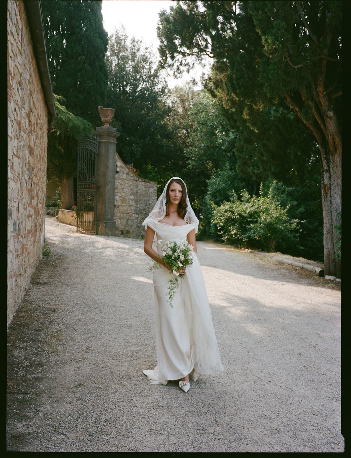 contemporary-wedding-in-tuscany-harvesia-floral-design-countryside-wedding-9.jpg