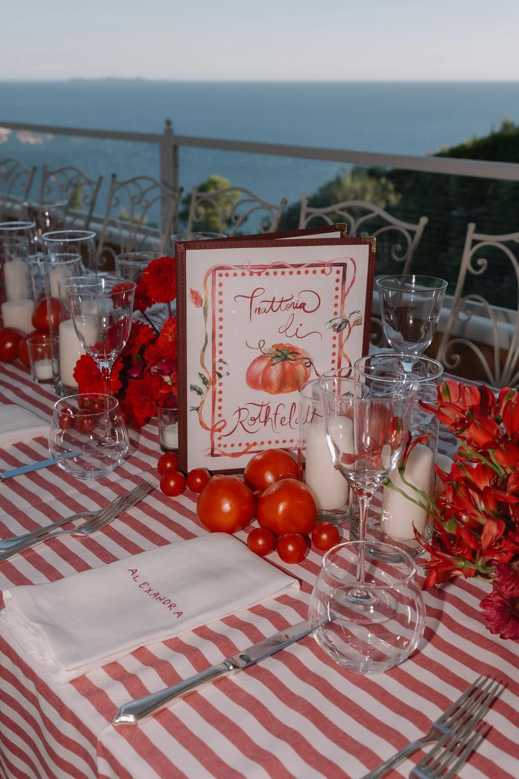 contemporary-red-welcome-dinner-tomatoes-arrangements-harvesia-floral-design-tuscany-argentario-1.jpg