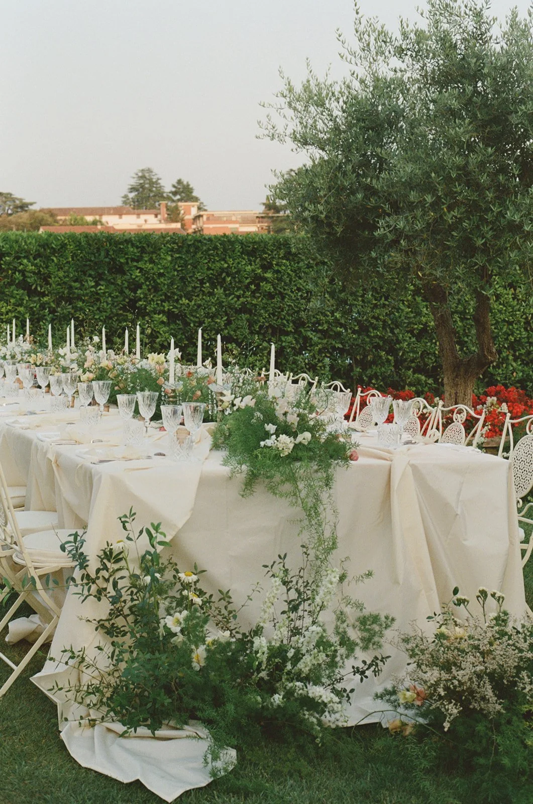 contemporary-wedding-in-tuscany-harvesia-floral-design-countryside-wedding-39.jpg
