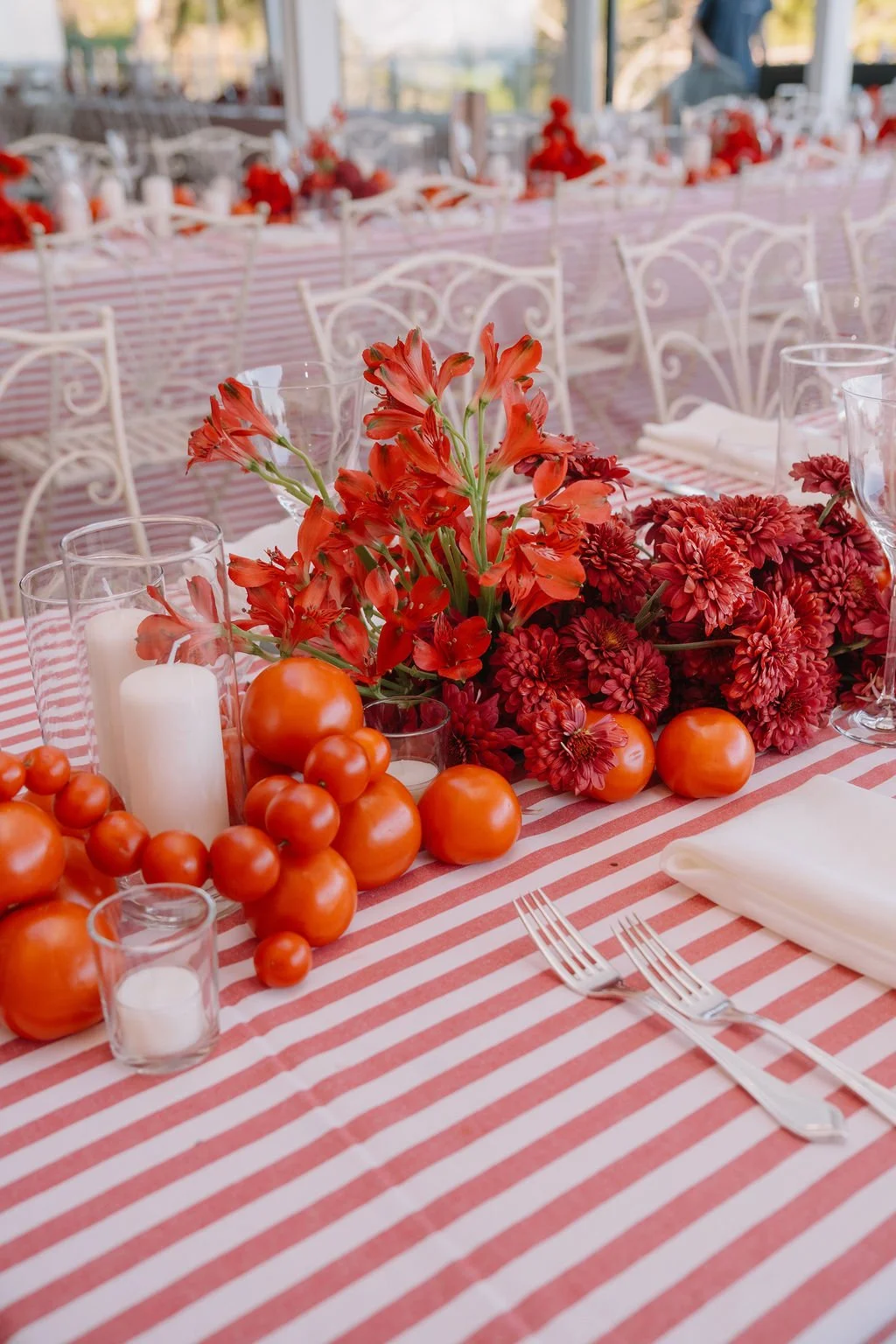 contemporary-red-welcome-dinner-tomatoes-arrangements-harvesia-floral-design-tuscany-argentario-4.jpg