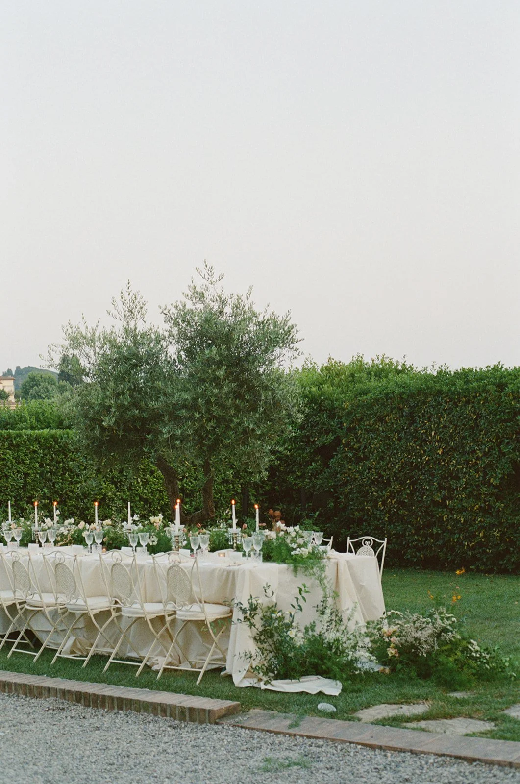 contemporary-wedding-in-tuscany-harvesia-floral-design-countryside-wedding-44.jpg