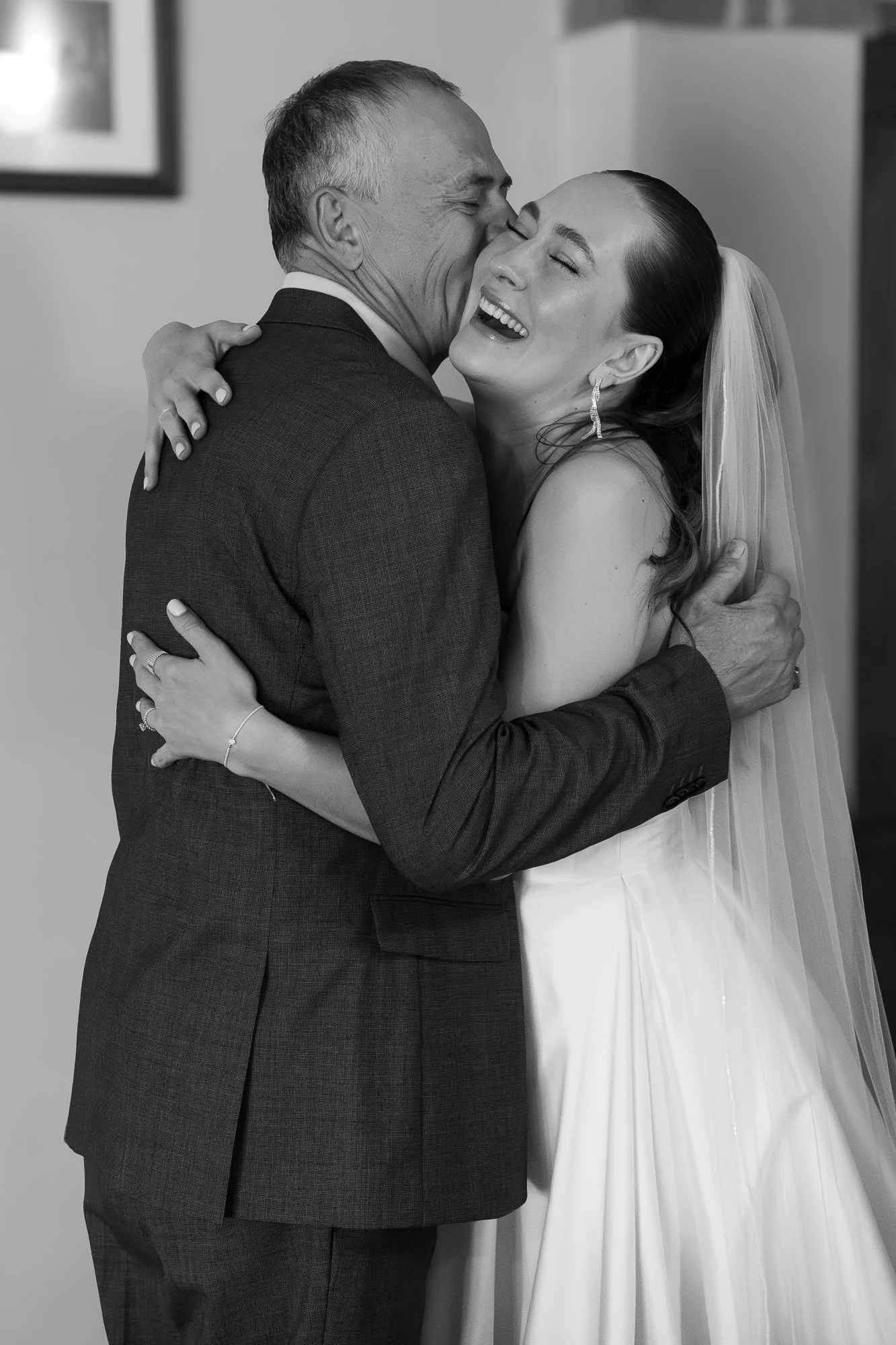 Ein emotionaler Abschied zwischen einem Bräutigam und einer Braut bei ihrer Hochzeit.