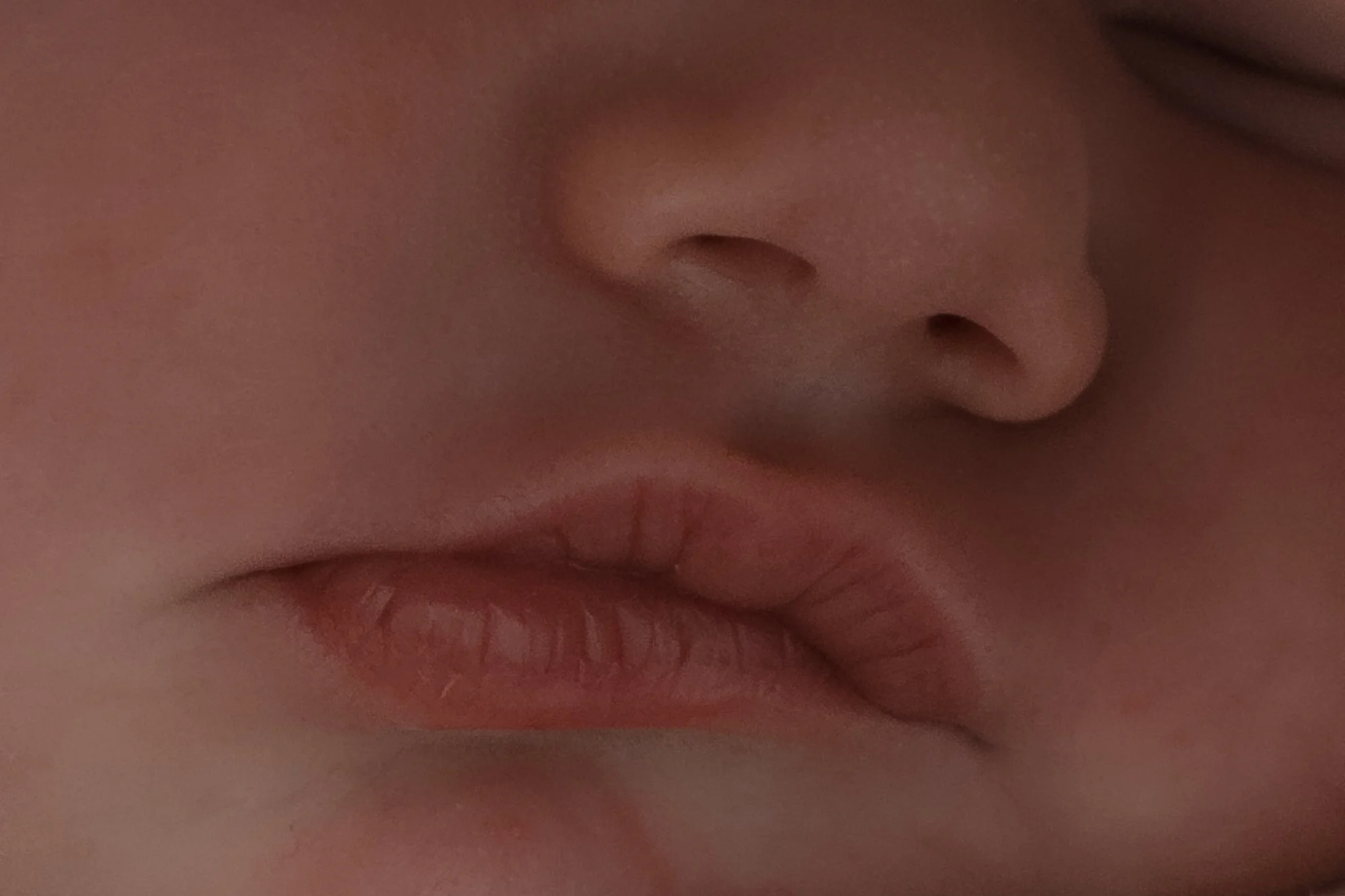 Nahaufnahme der Nase und Lippen eines Babys.