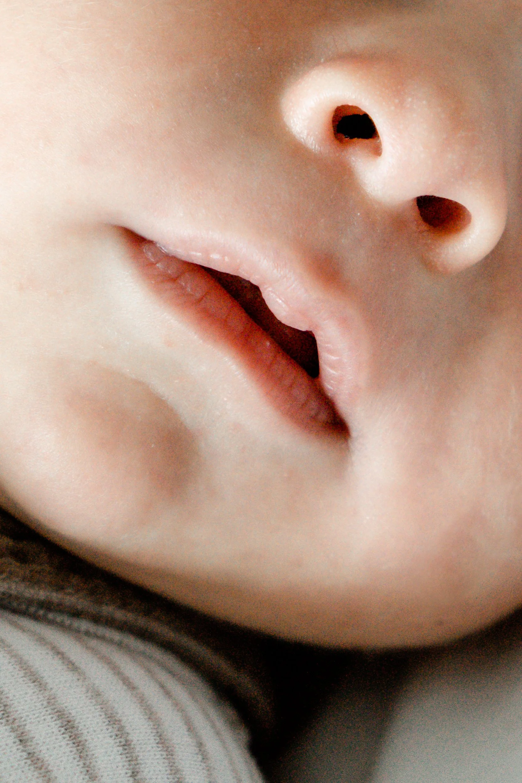 Nahaufnahme eines Babygesichts, Fokus auf Nase, Mund und Wange.