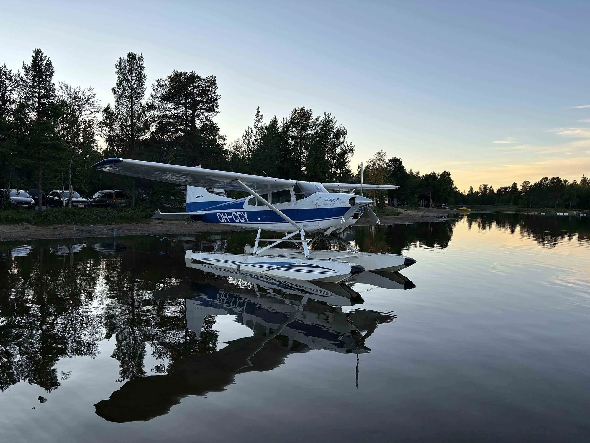 Polar-Lento Oy:n vesitasolentokone vedessä auringonlaskussa.