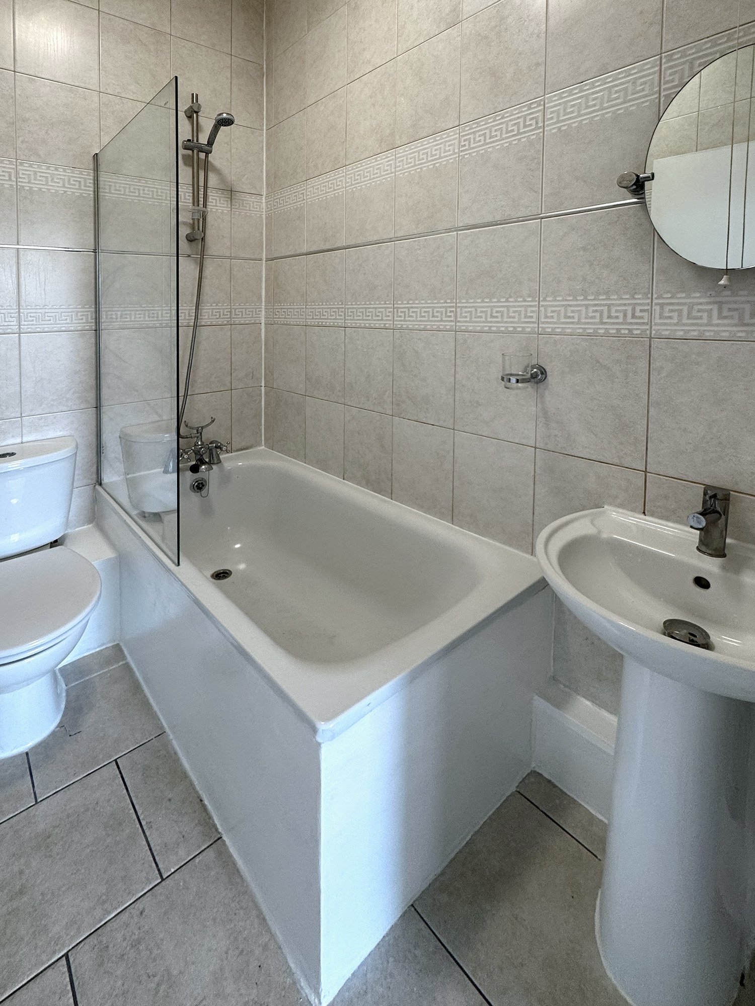 Flat 4 293 Brownhill Road_bathroom.jpg