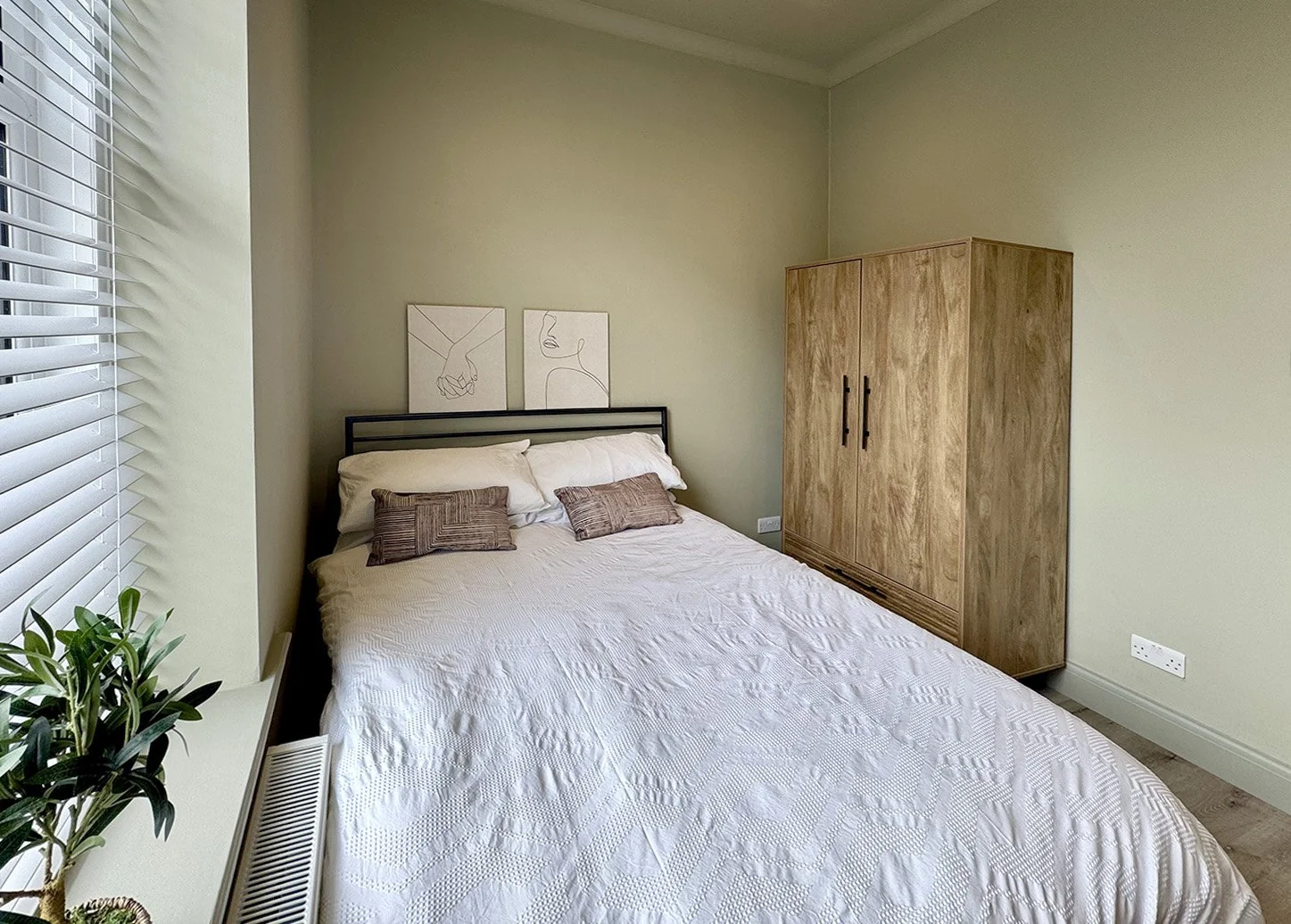 Flat 1 293 Brownhill Road_bedroom.jpg