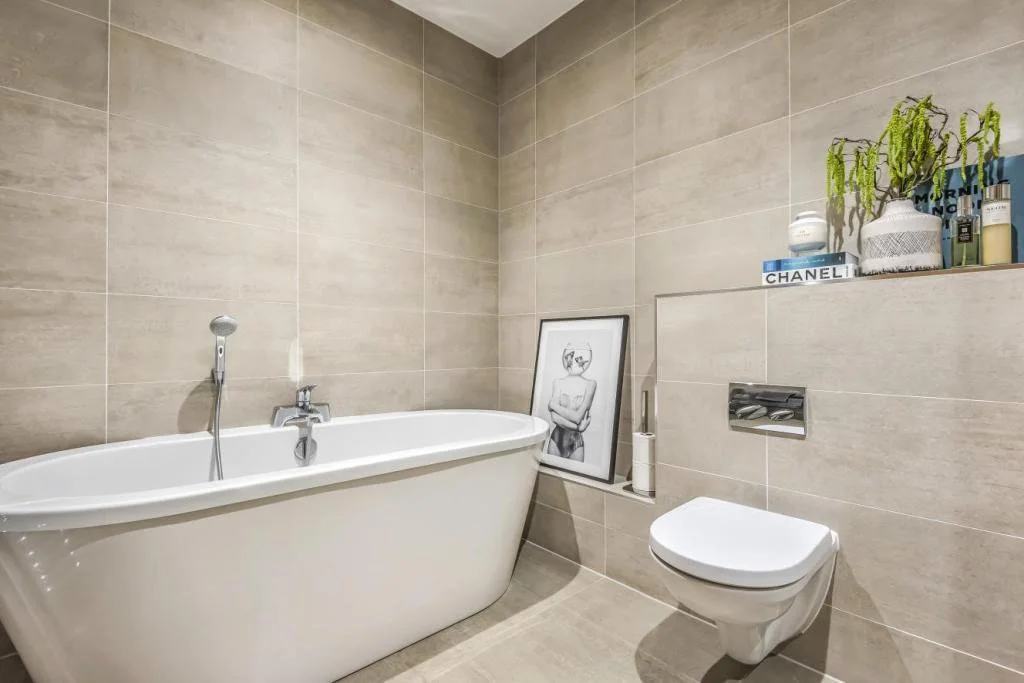 Red tree apartments_bathroom.jpg