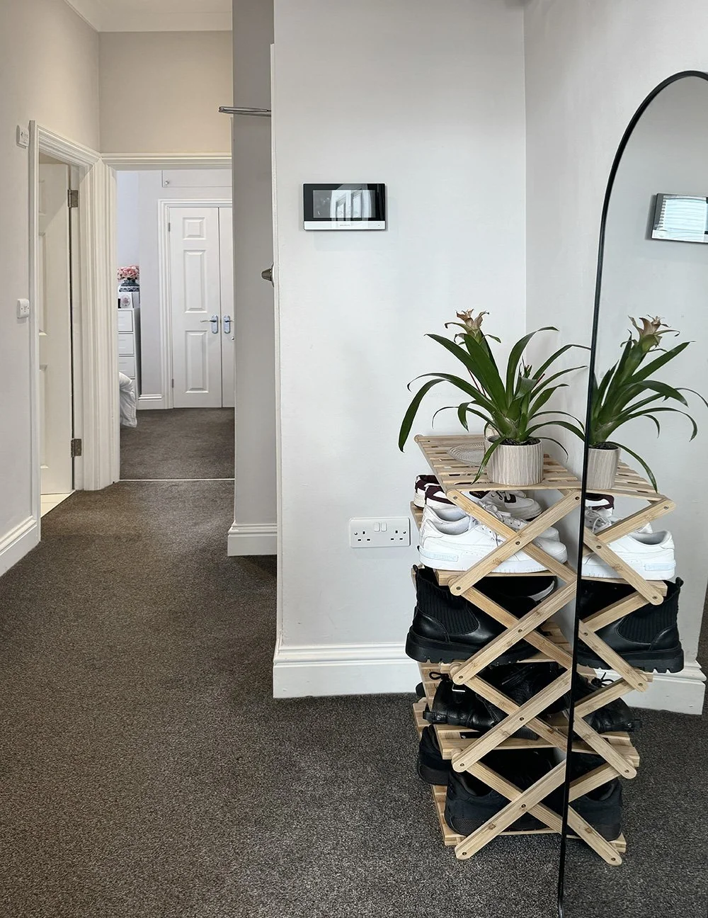 Flat 3, 295 Brownhill road_hallway.jpg