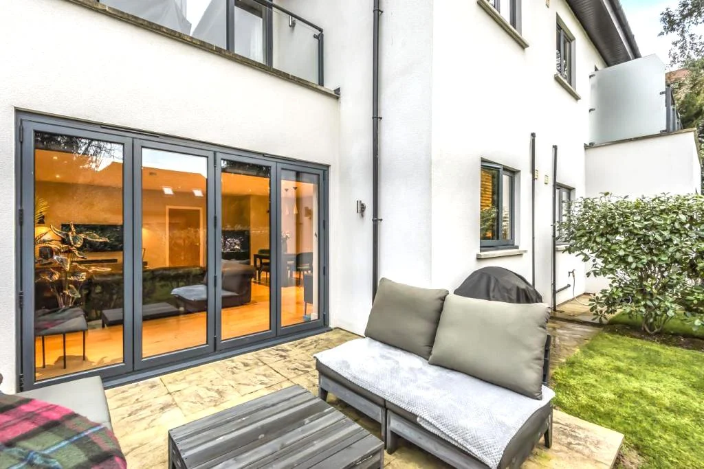 Red tree apartments_exterior2.jpg