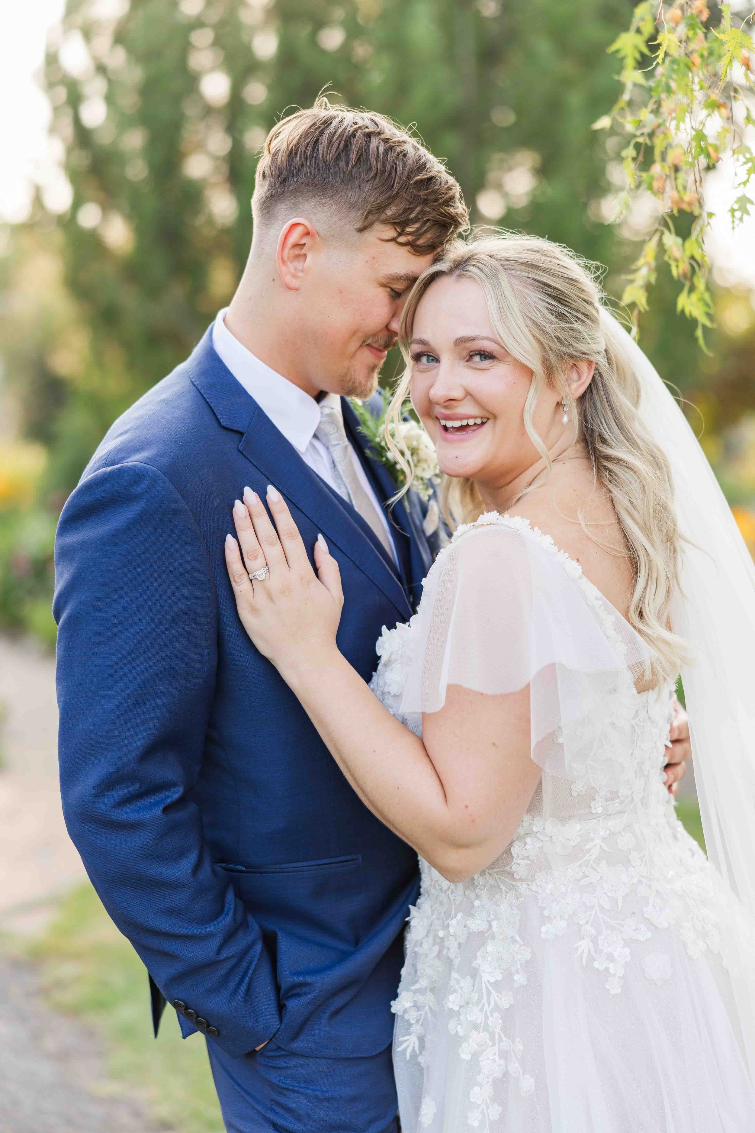portrait souriant d'un couple pendant leur mariage dans le vaucluse en provence