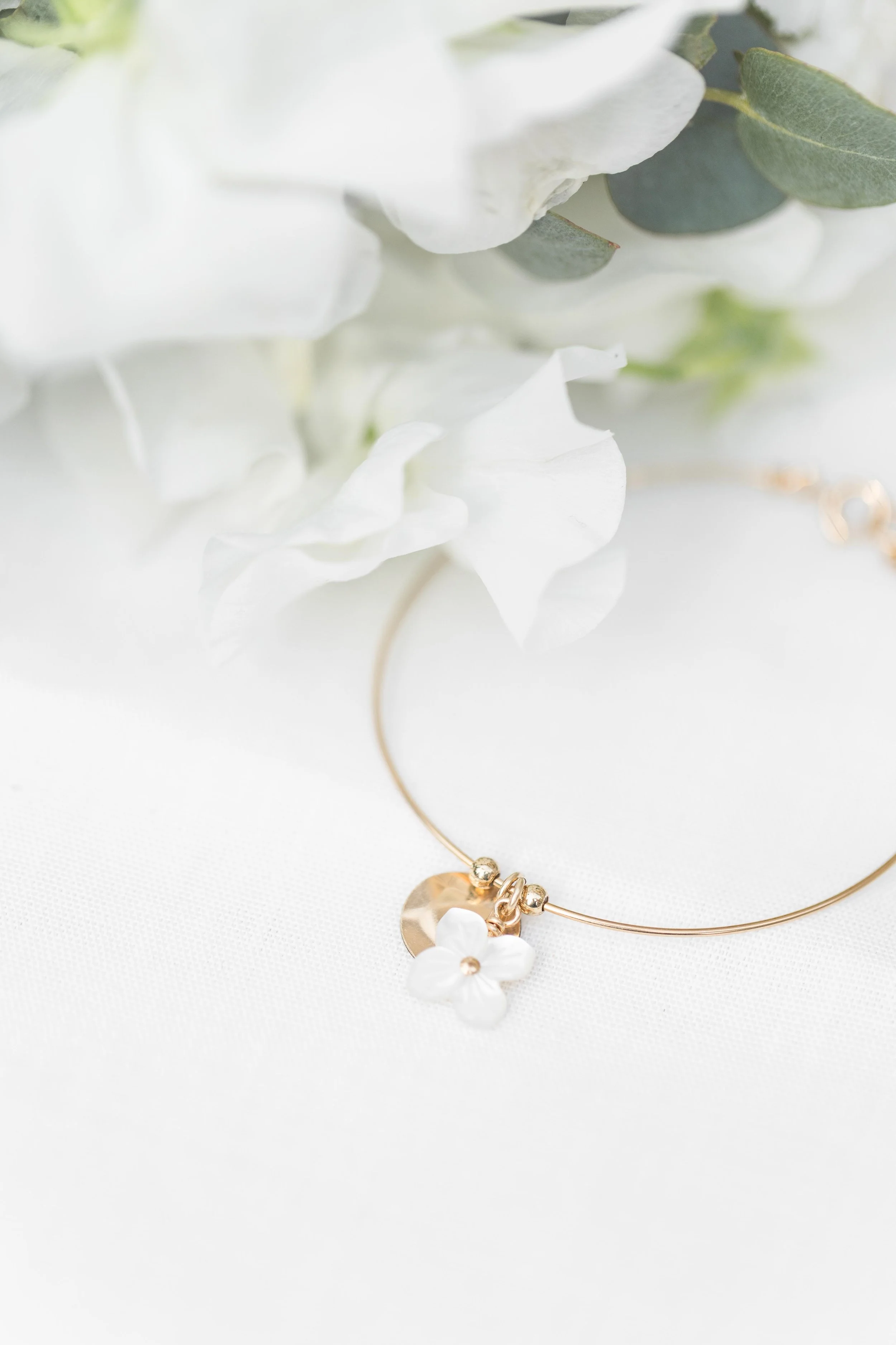 Collier délicat photographié avec des éléments naturels pour une marque de bijoux artisanaux