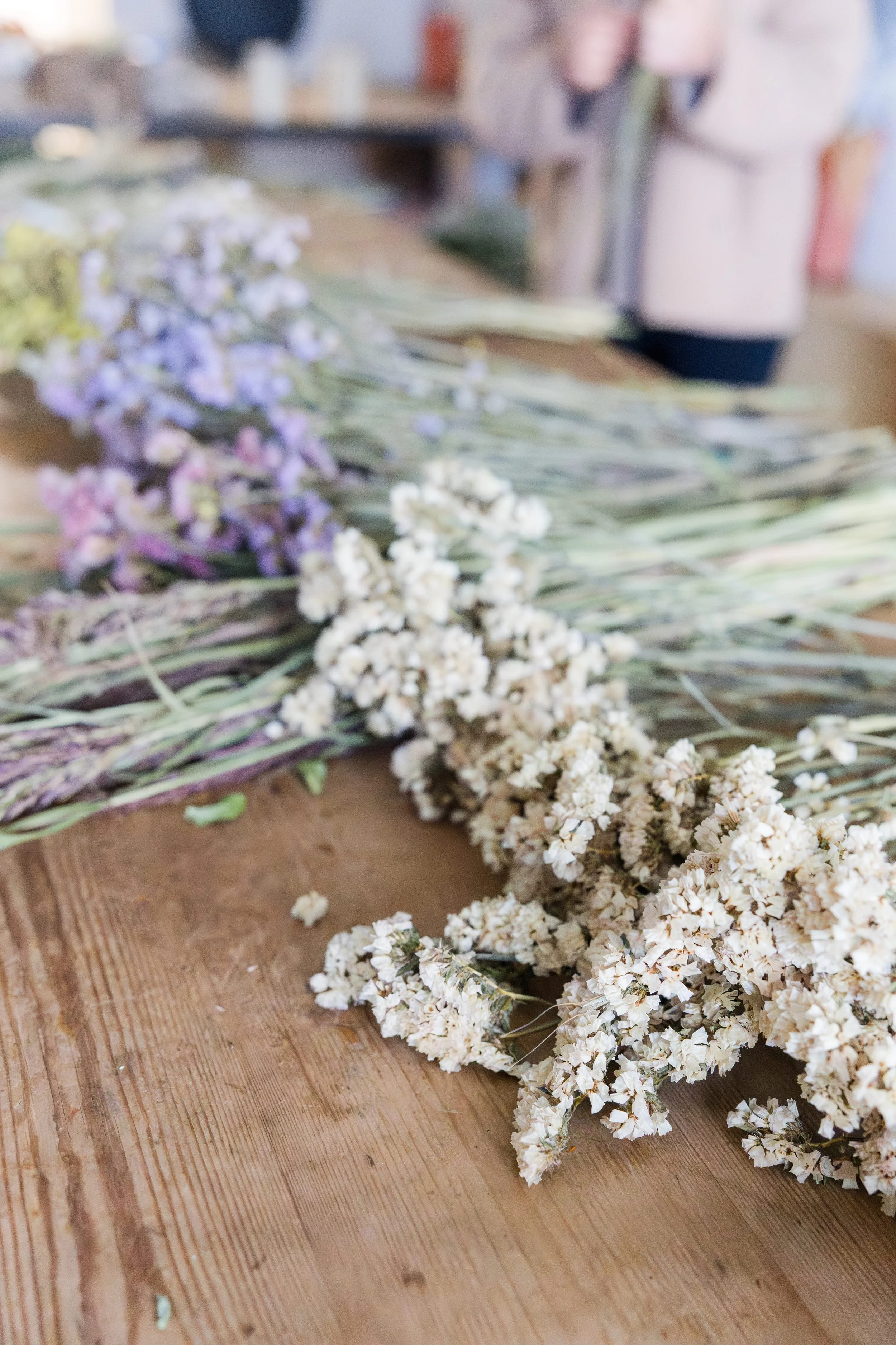 Fleurs séchées posee sur l'établi de la fleuriste dans la boutique