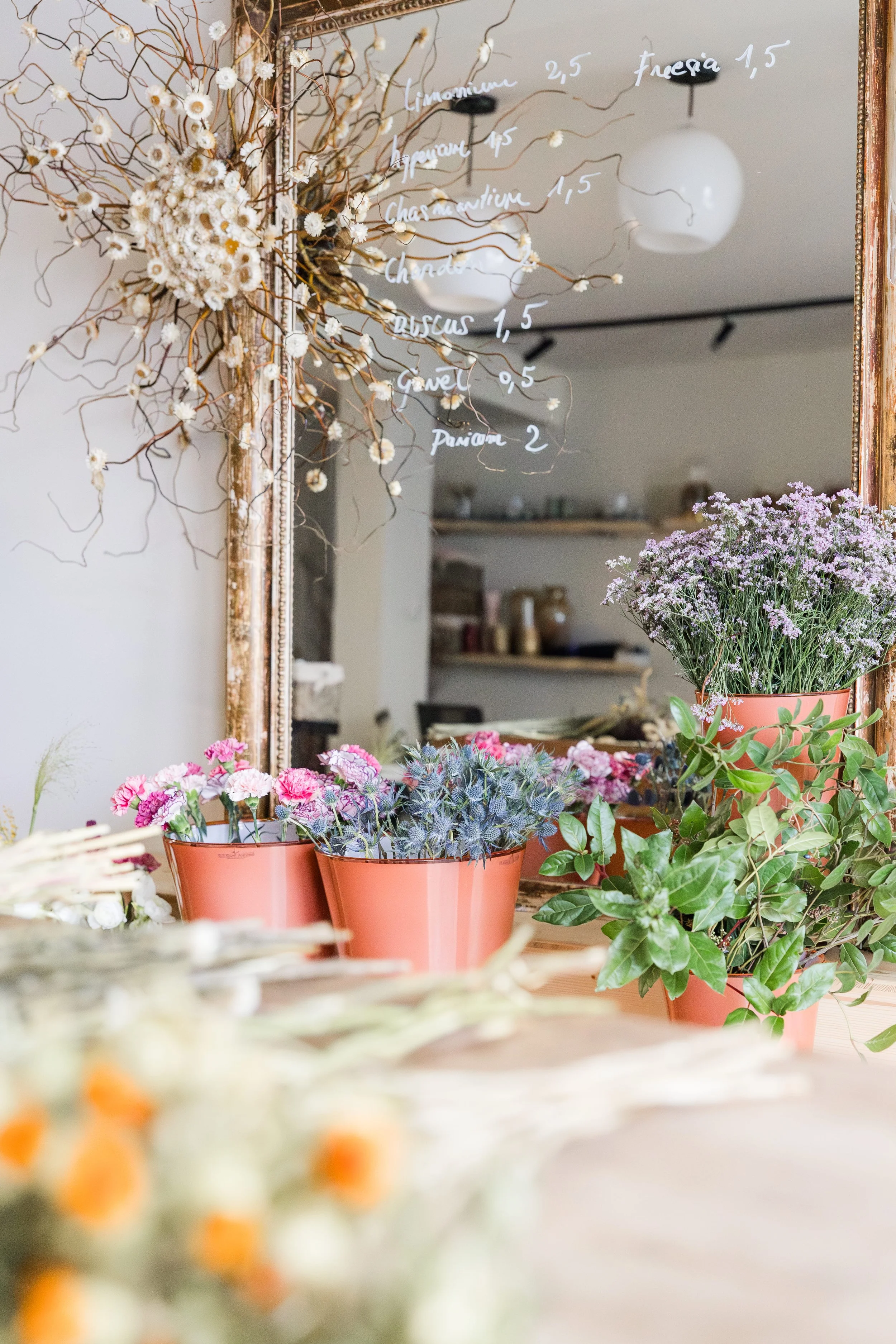 Ensemble de fleurs posées devant un miroir