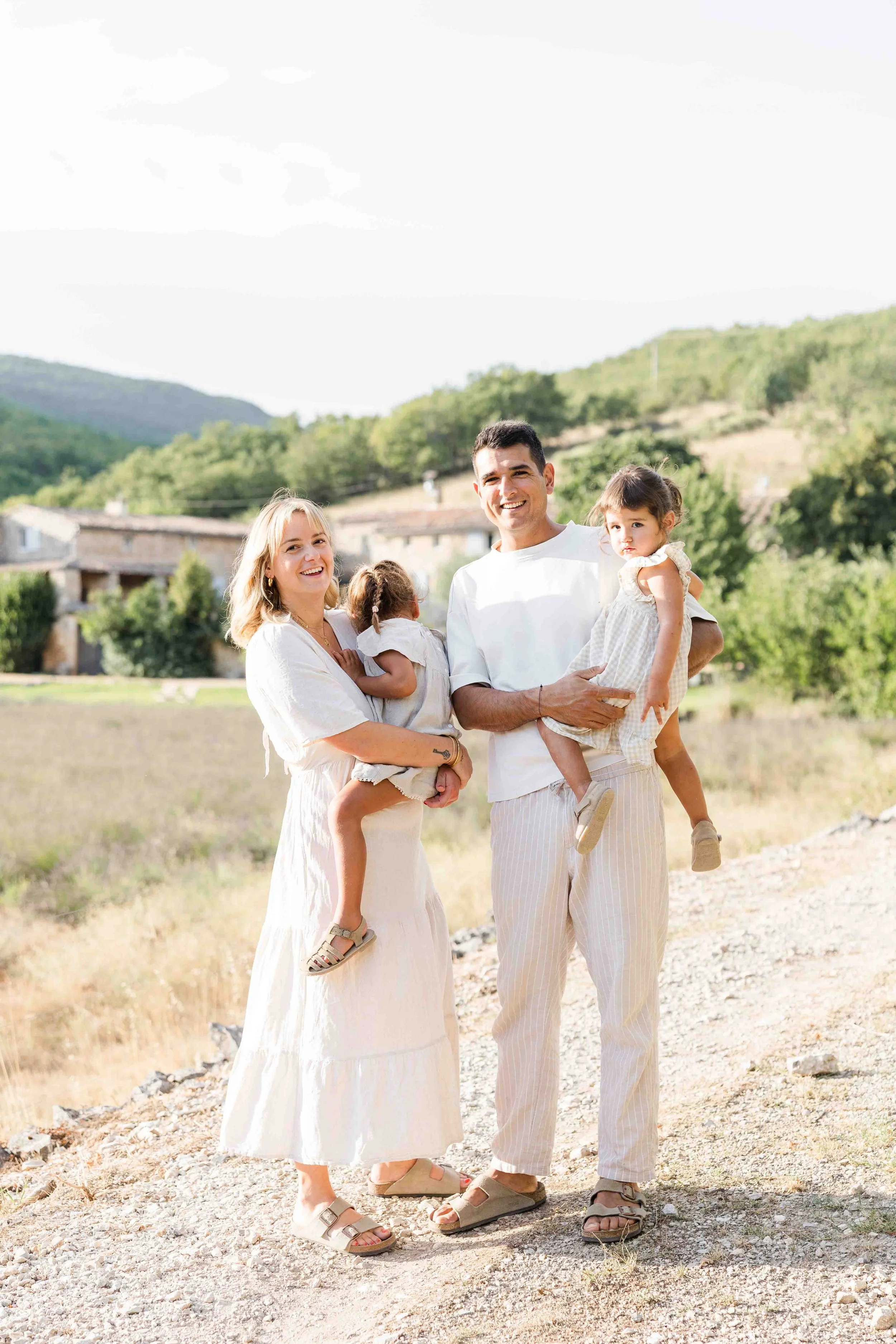 Famille en Provence lors d'une séance photo naturelle