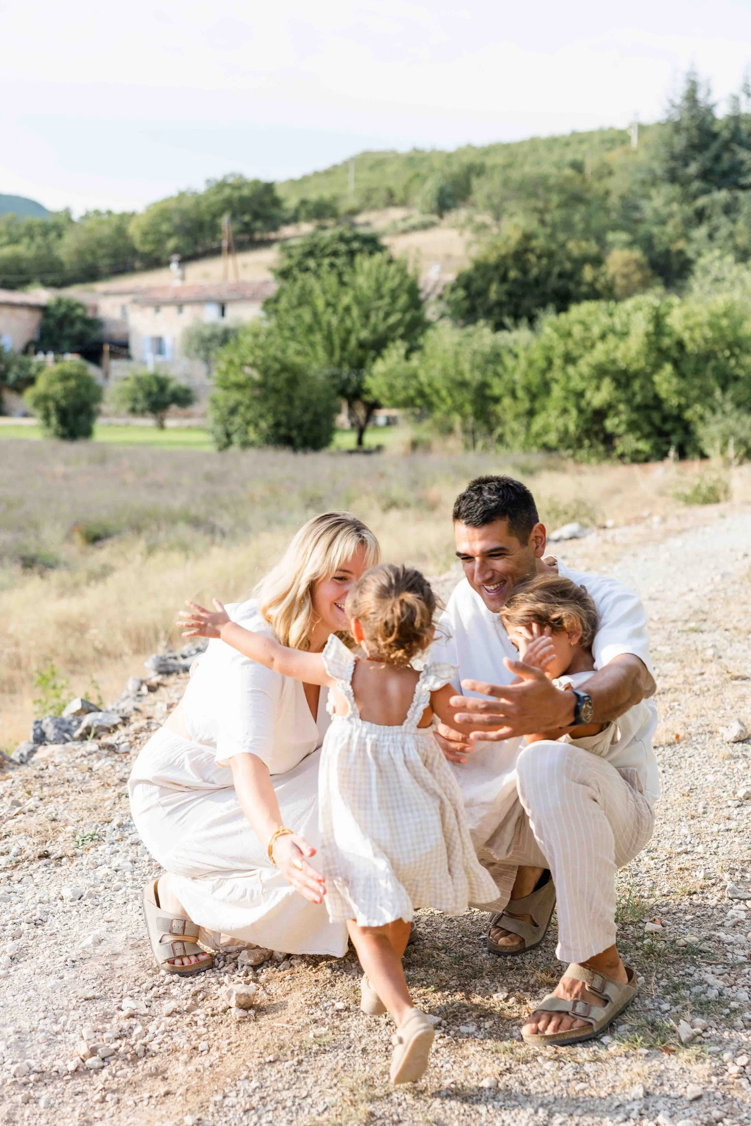 Jeux et rires pendant une séance photo famille