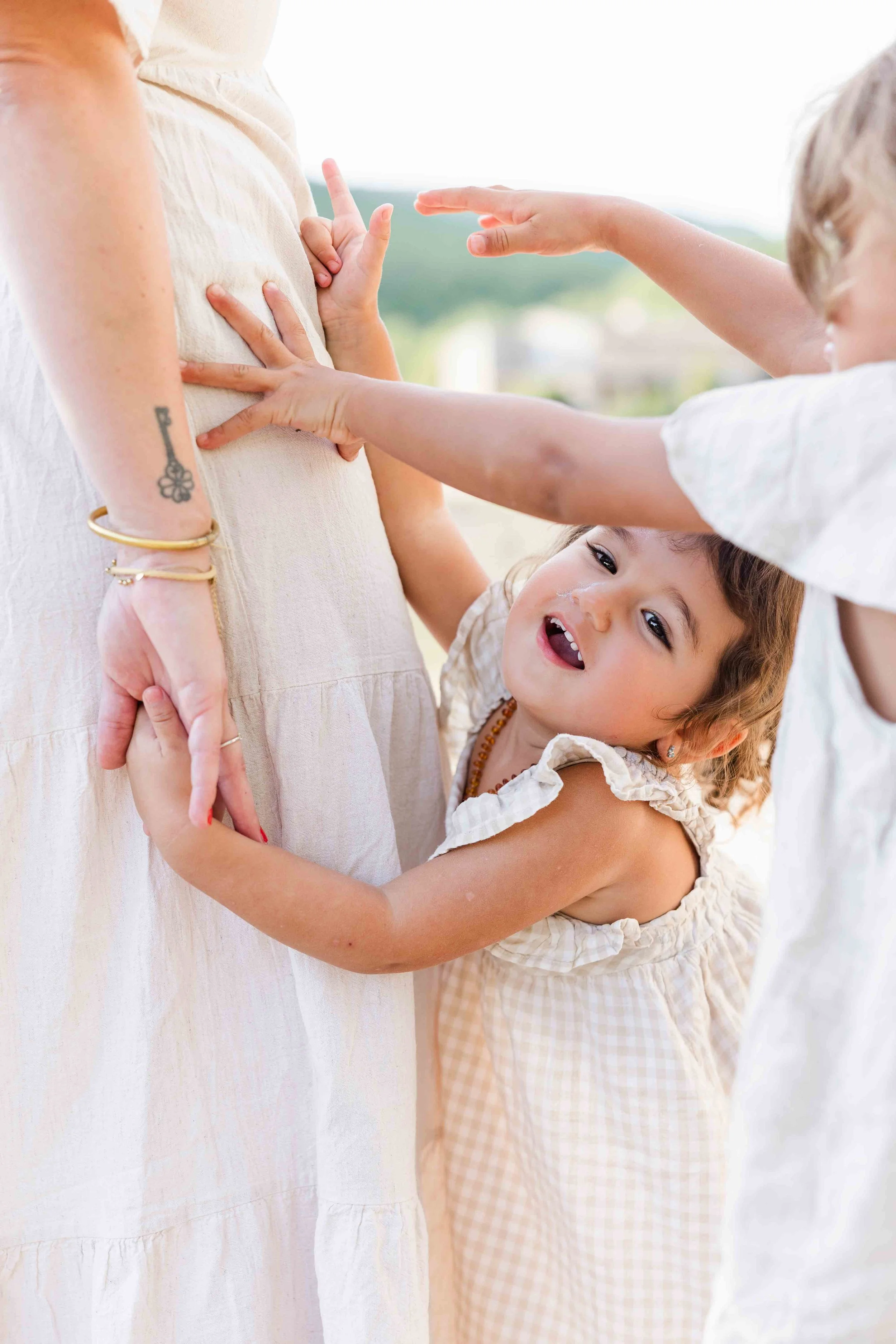 Jeu entre maman et enfant en Provence