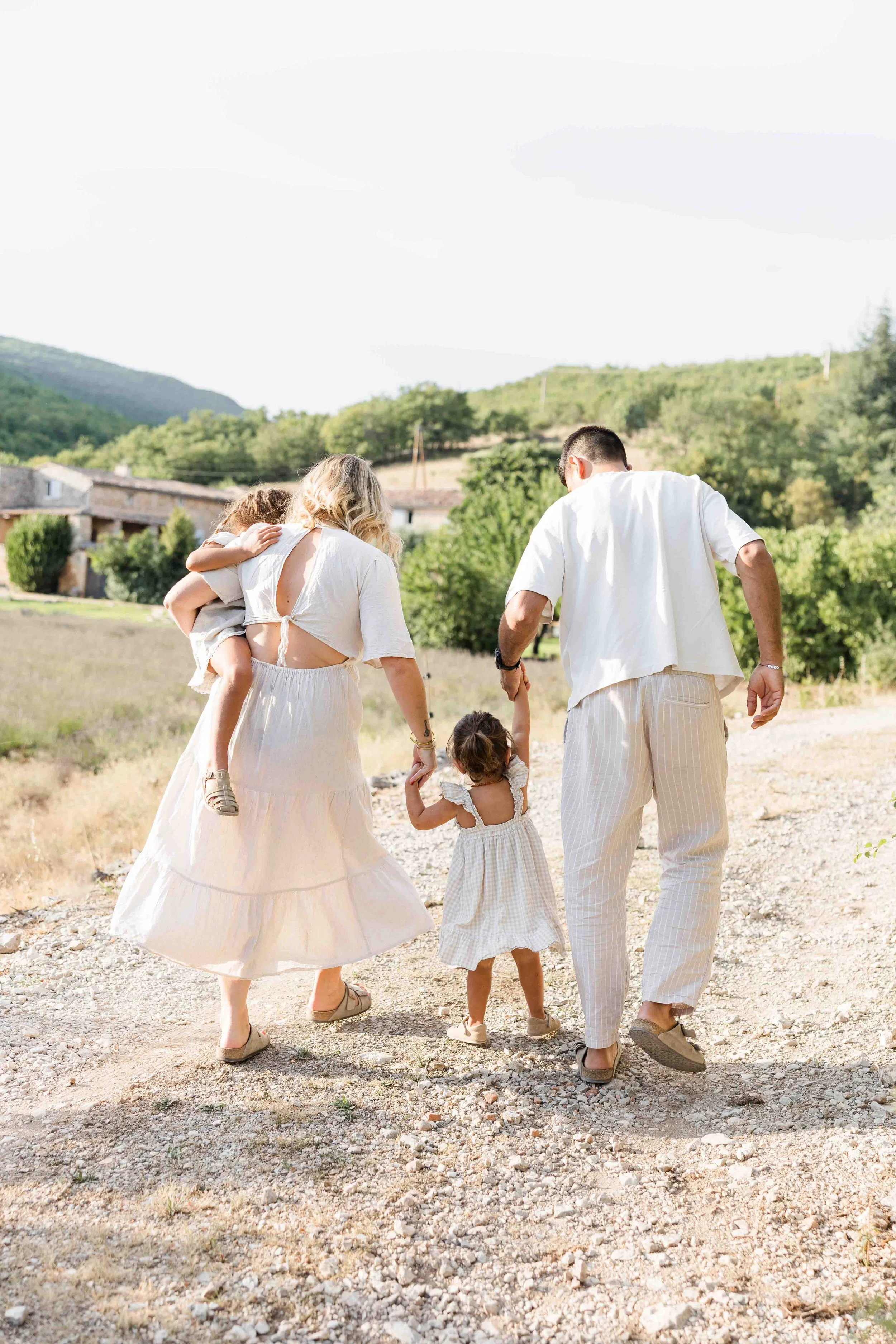Famille marchant ensemble dans le Sud de la France