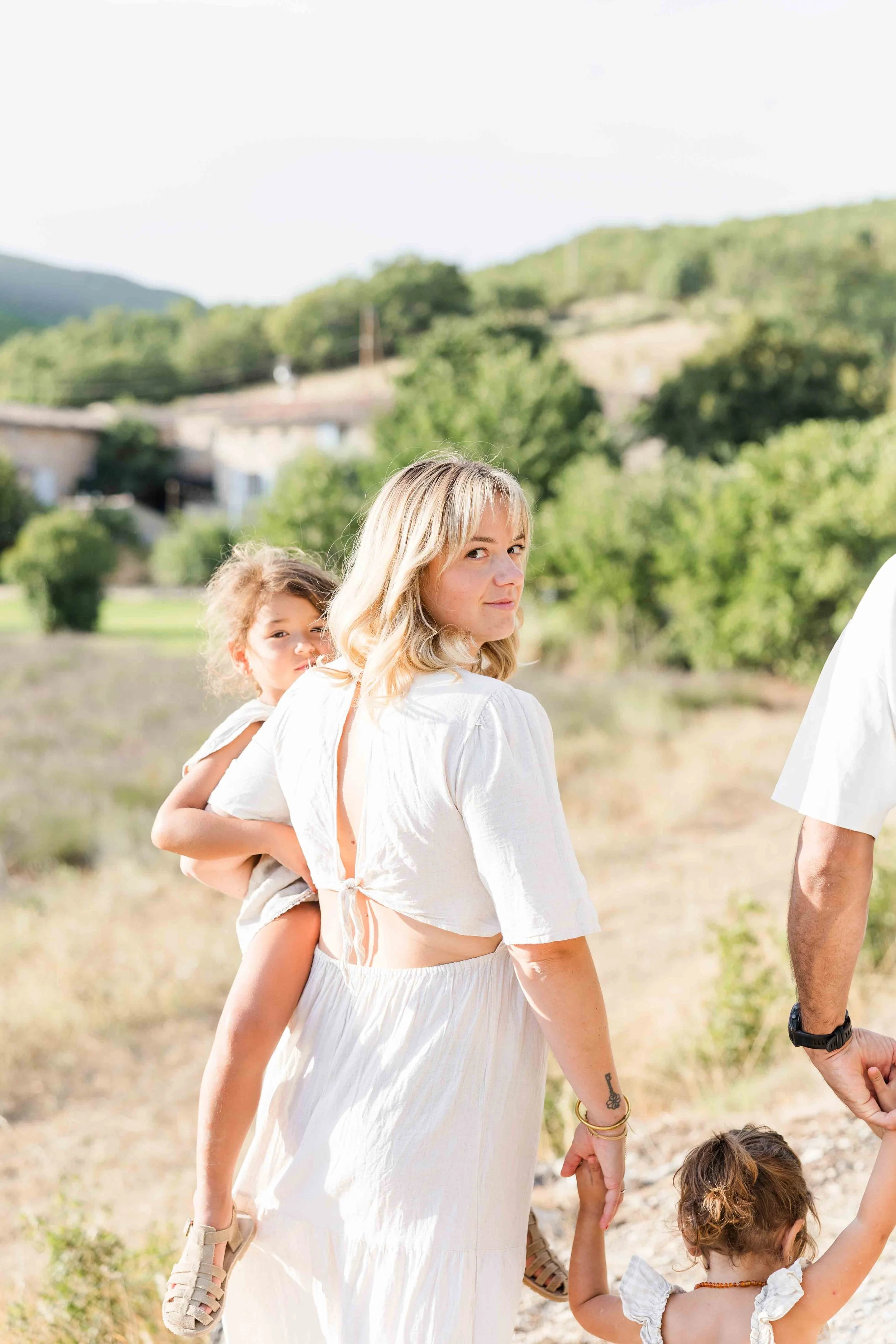 Famille en promenade dans un village provençal