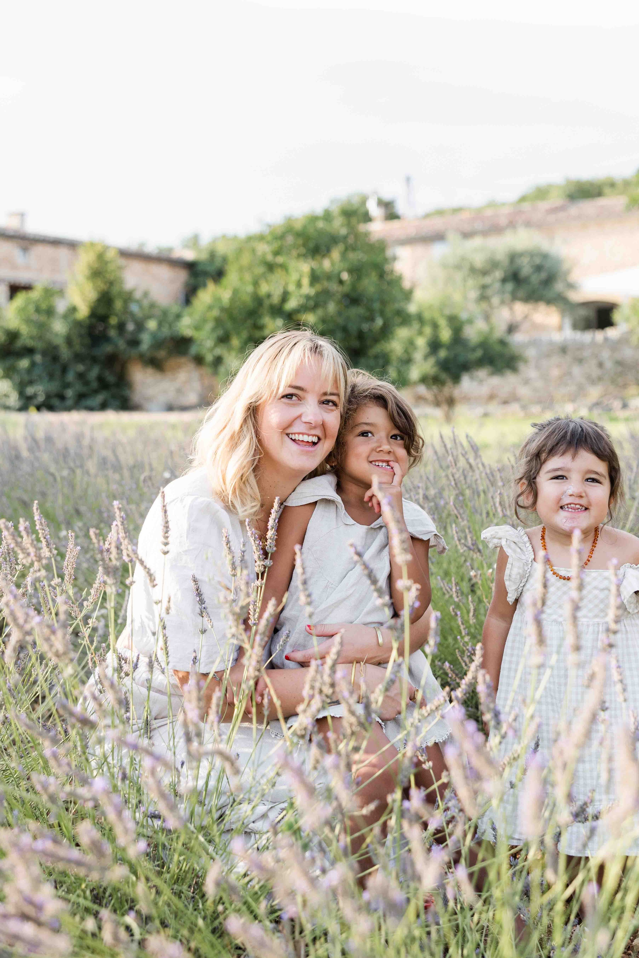 Rires d'enfants pendant une séance photo famille