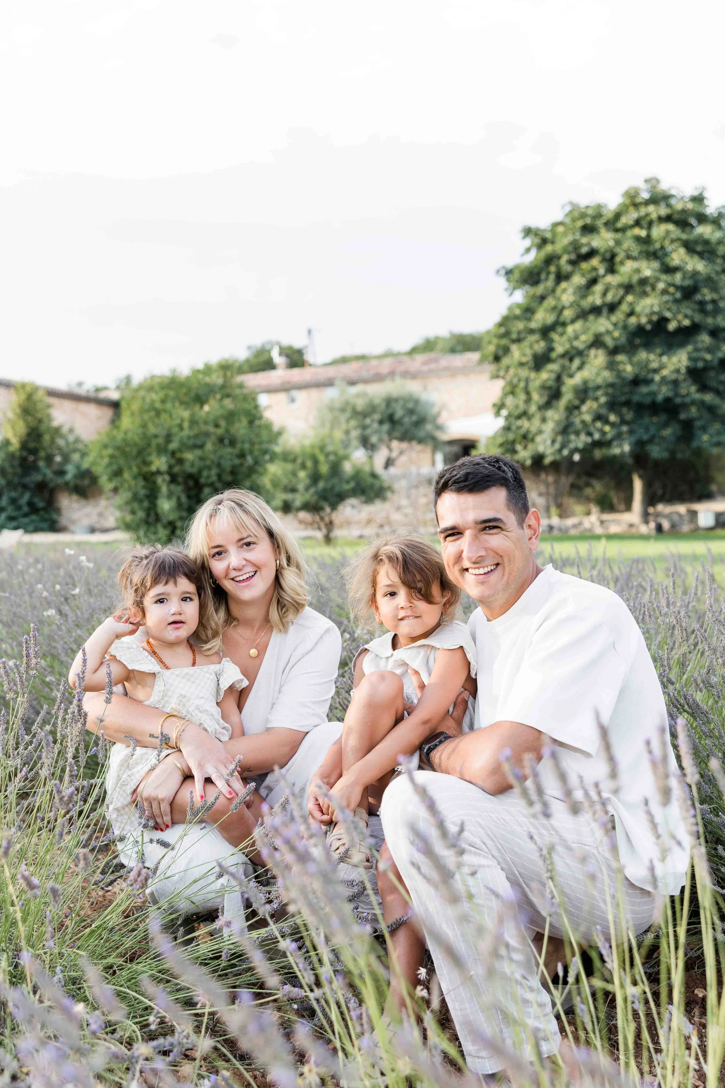 Photographe famille Provence réalisant des portraits naturels d’une famille avec enfants dans les champs de lavande