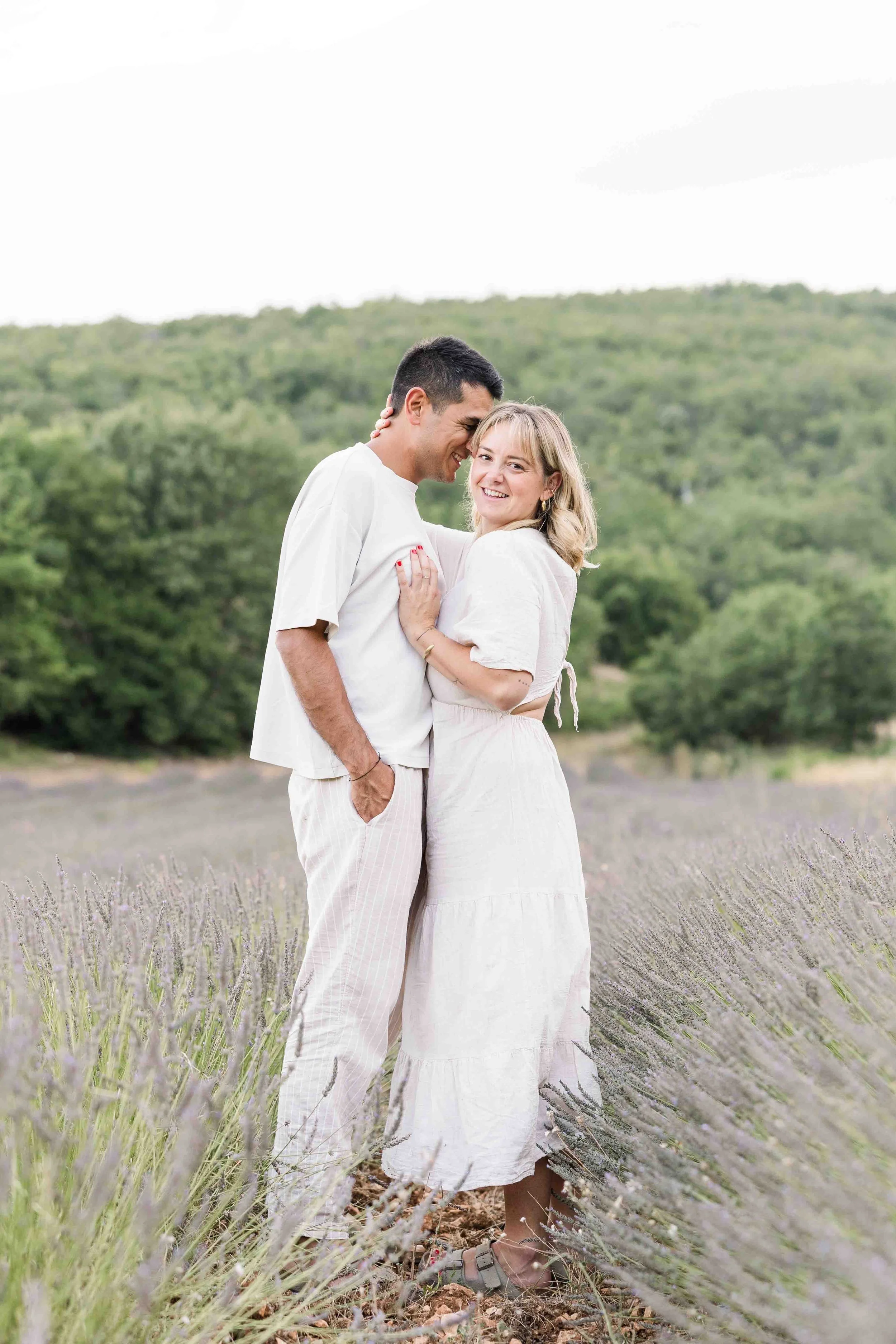 Portrait de couple amoureux pendant une séance photo famille Provence avec enfants