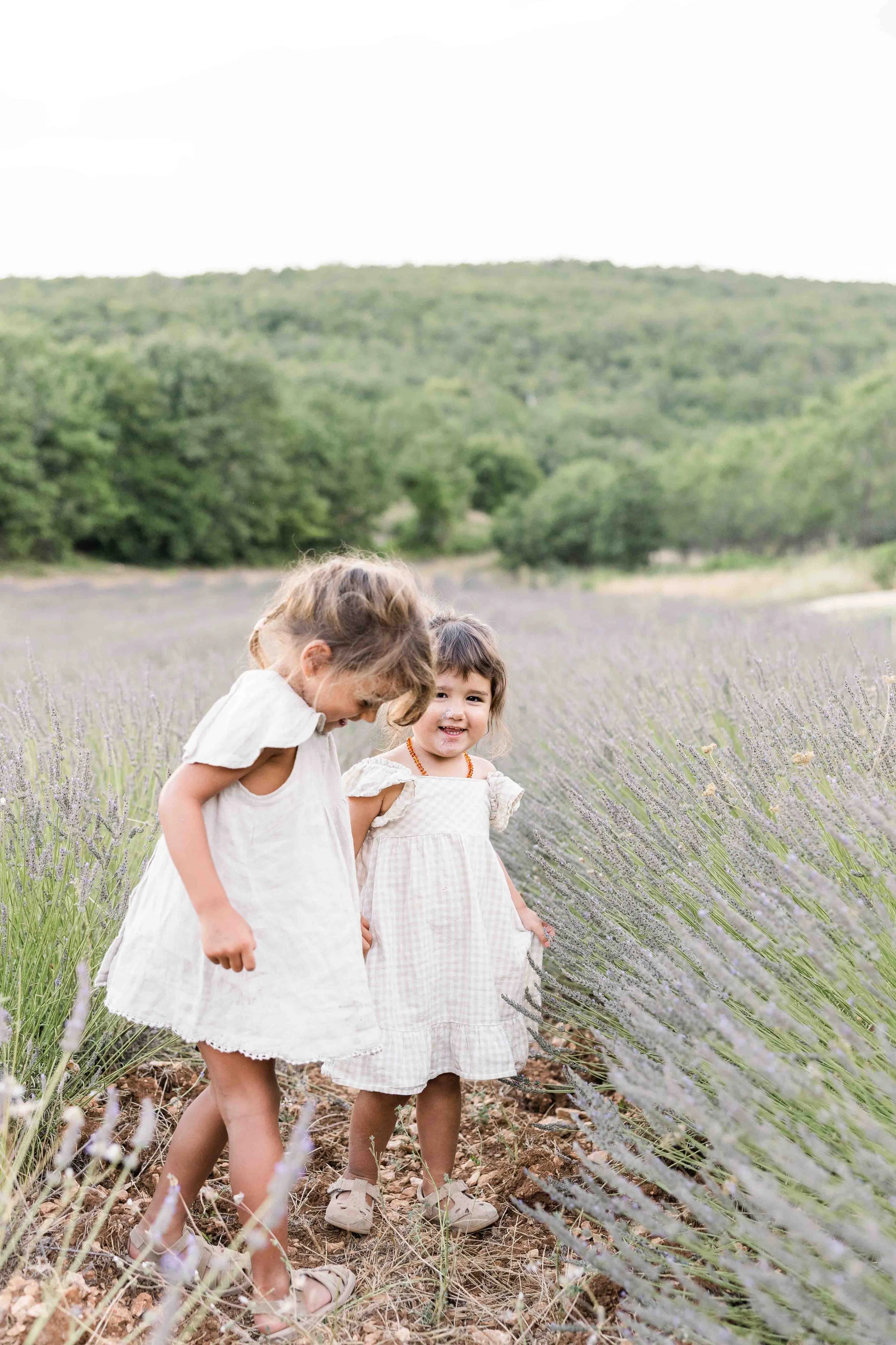 Deux sœurs complices pendant une séance photo famille en Provence