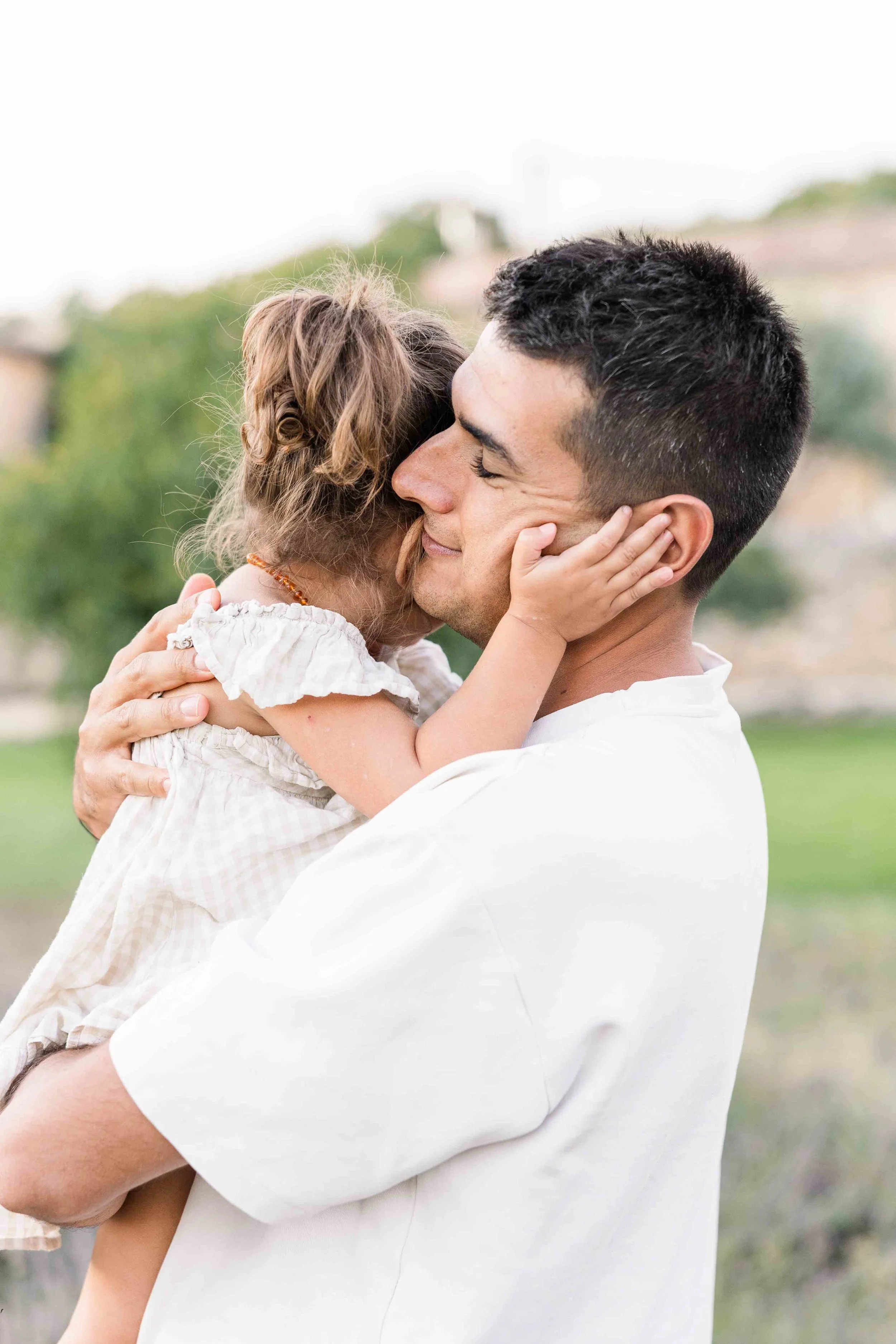 Papa et sa fille partageant un moment tendre pendant une séance photo famille en Provence