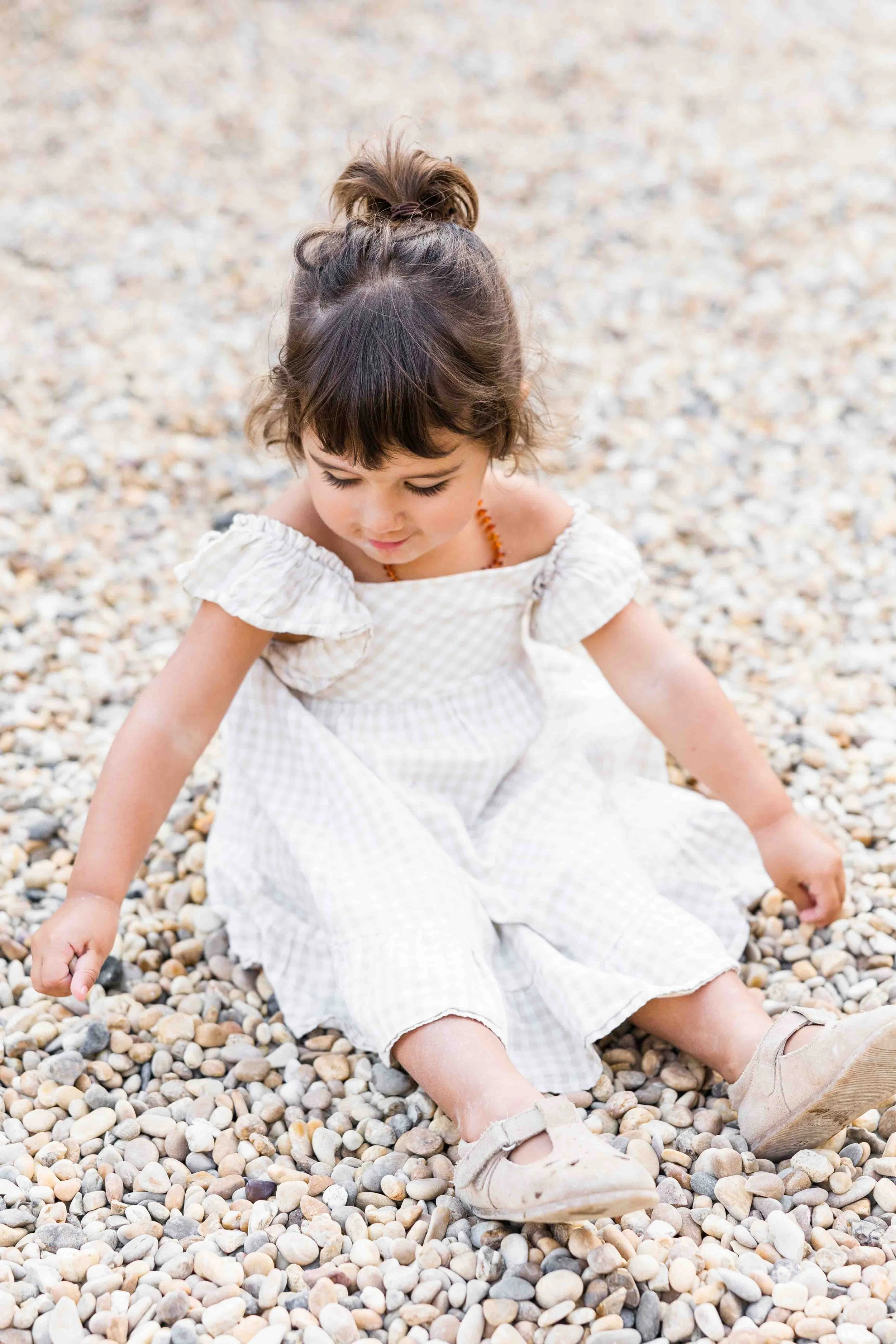Portrait naturel d’une petite fille en robe blanche pendant une séance photo enfant en Provence