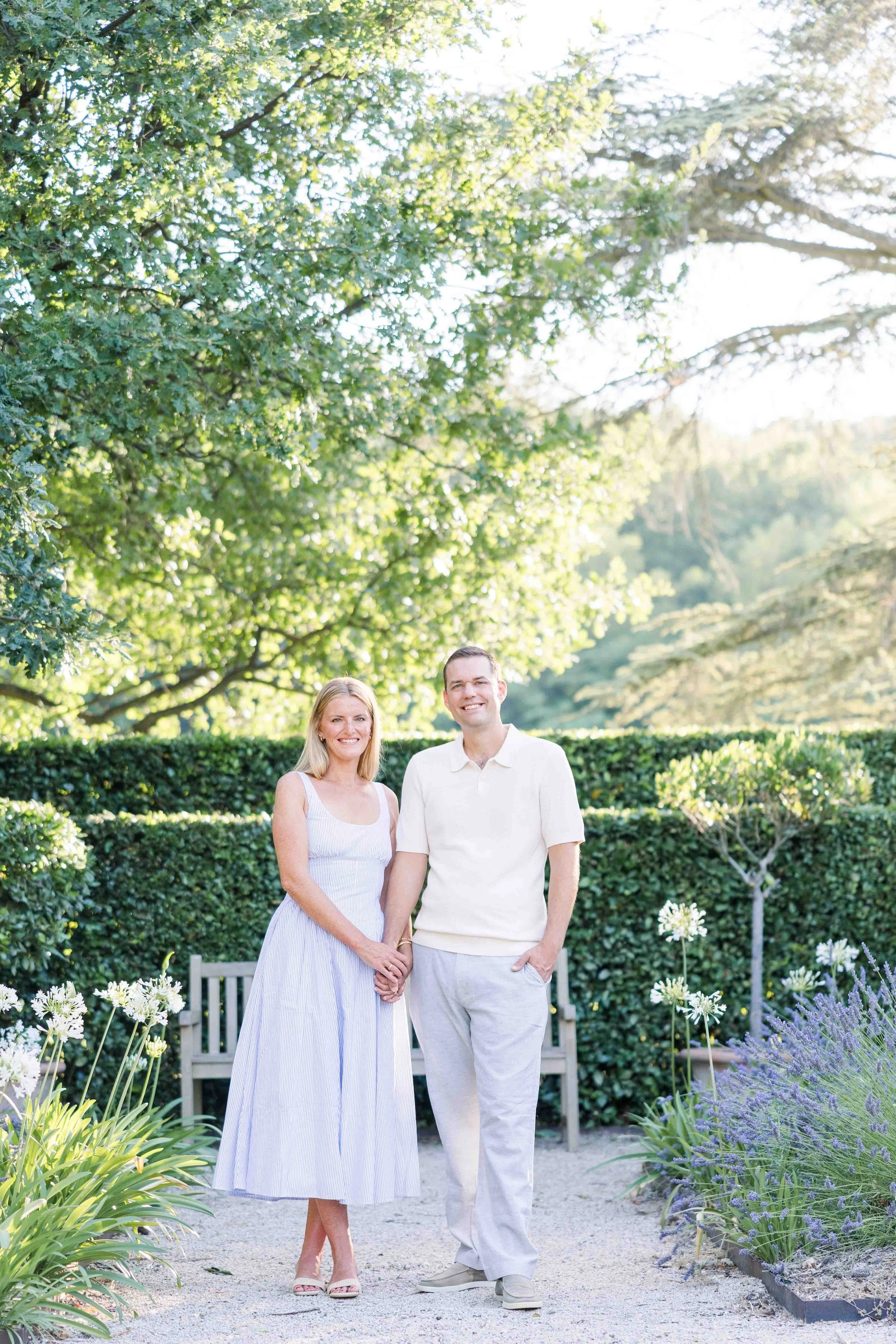 Le couple pose dans les magnifiques jardins paysagers du Domaine de Fontenille, entouré de lavandes, de buis taillés et d'arbres majestueux.
