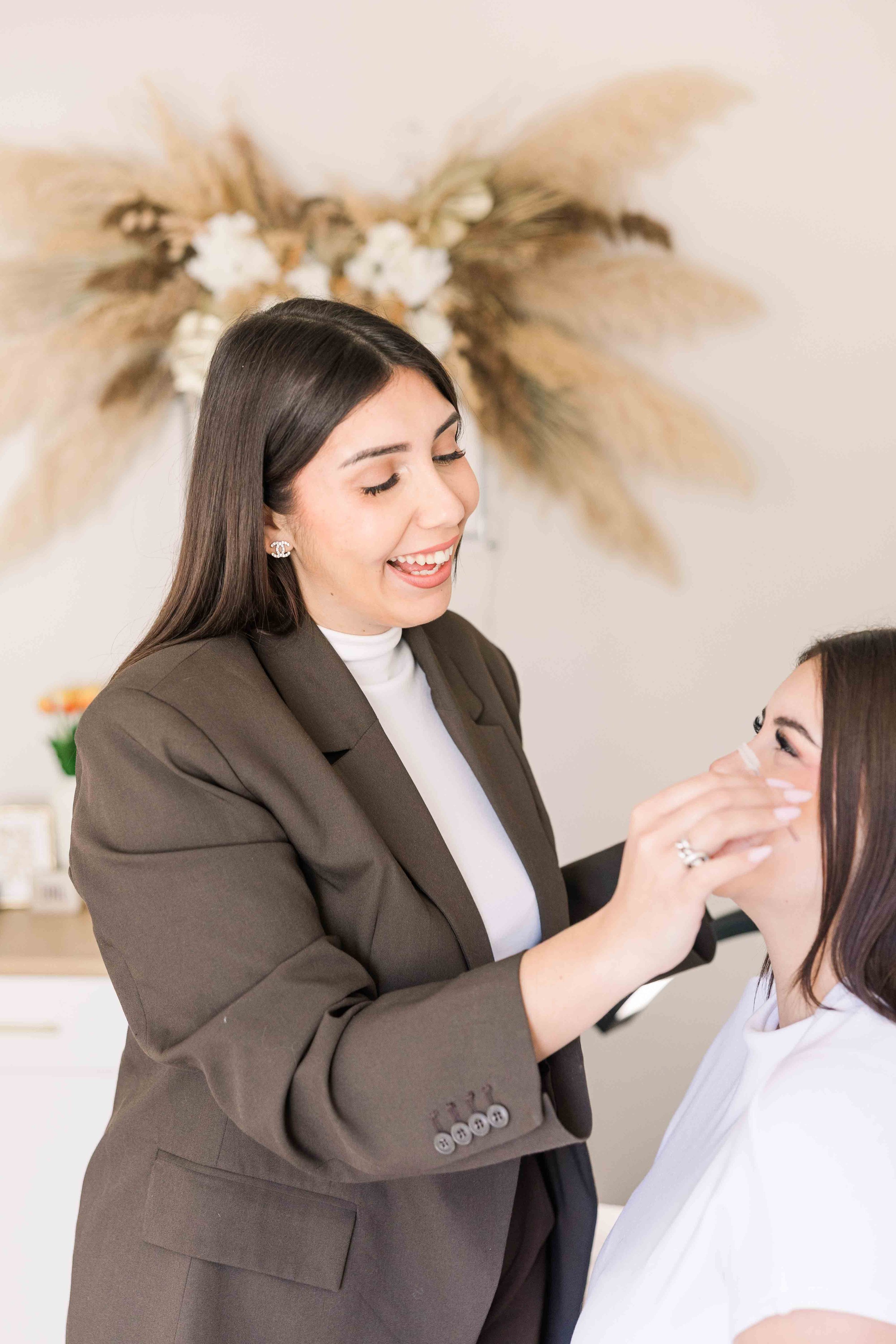 Prothésiste ongulaire accompagnant une cliente pendant une séance beauté