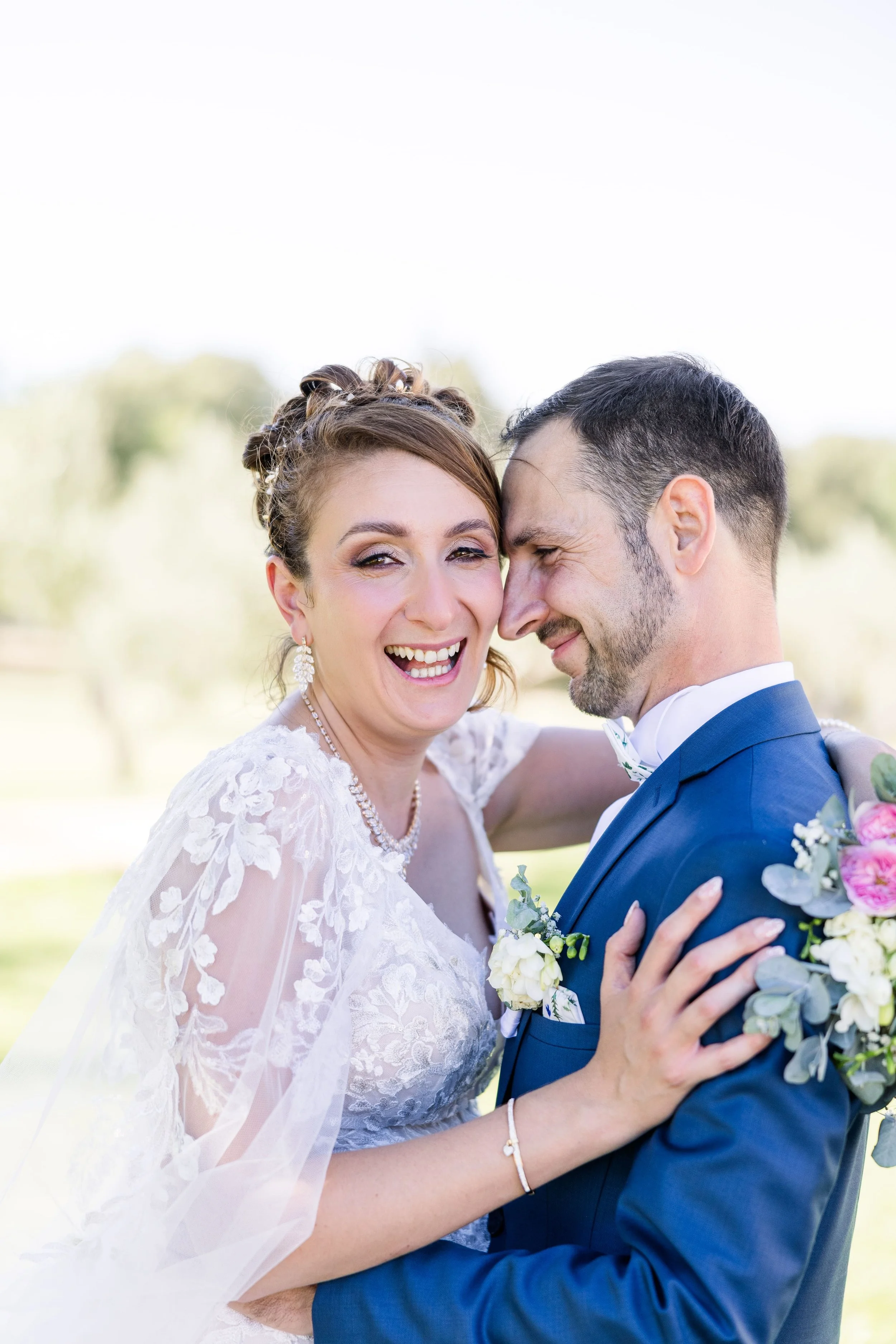 portrait d'un couple lors de leur mariage dans le vaucluse souriant et rigolant 