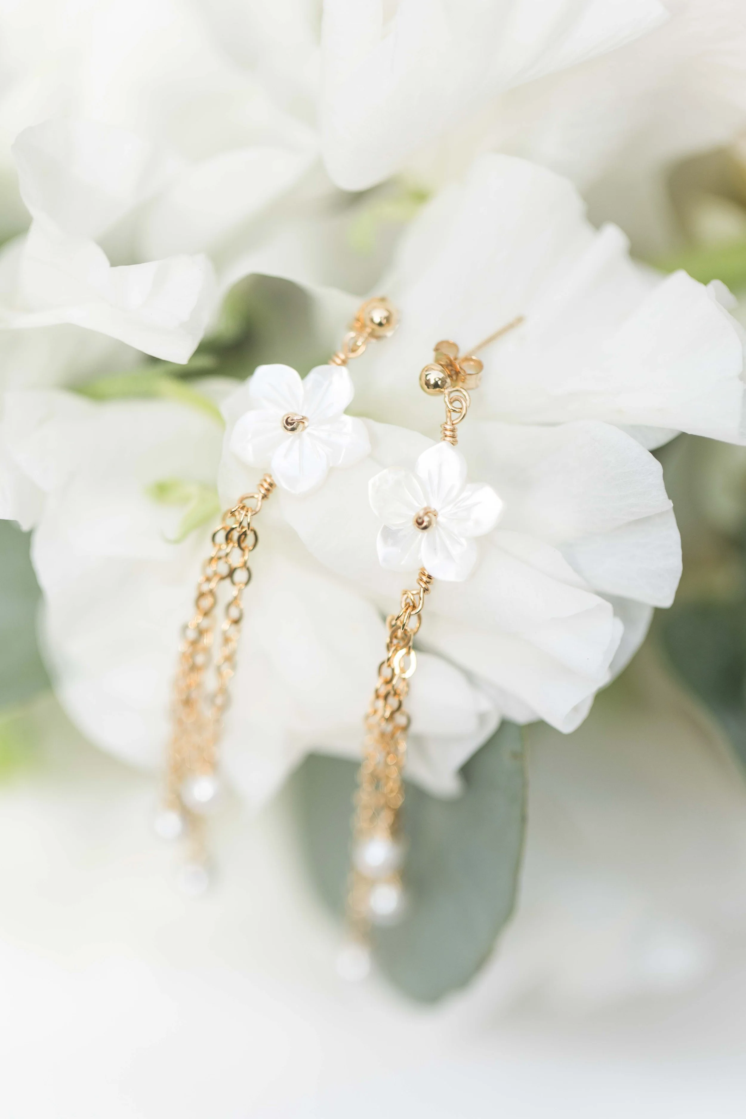 Bijou fait main présenté avec des fleurs dans une photographie professionnelle de marque