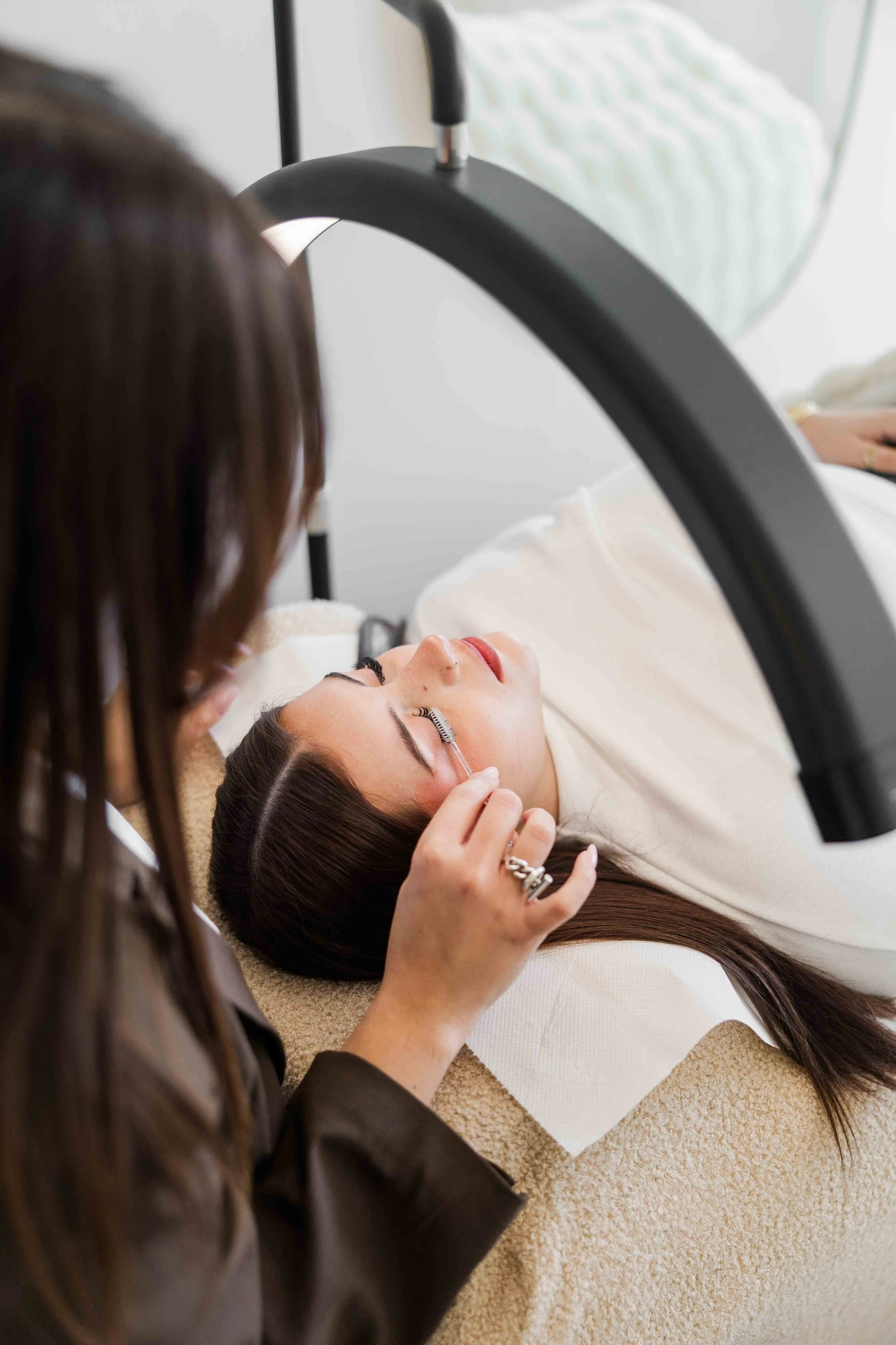Prothésiste ongulaire réalisant une prestation beauté lors d’une séance photo professionnelle