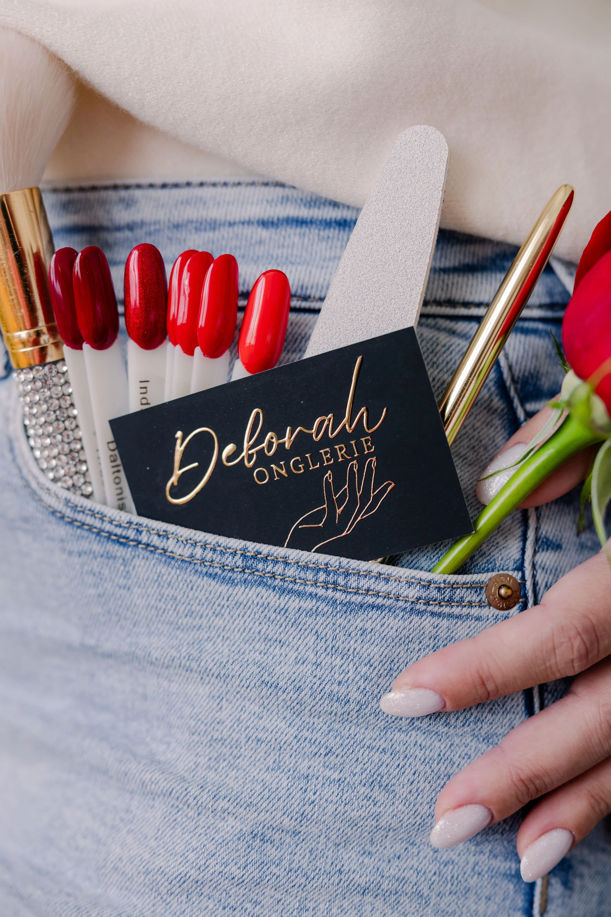 seance branding d'une prothésiste ongulaire avec ses outils dans sa poche et des fleurs