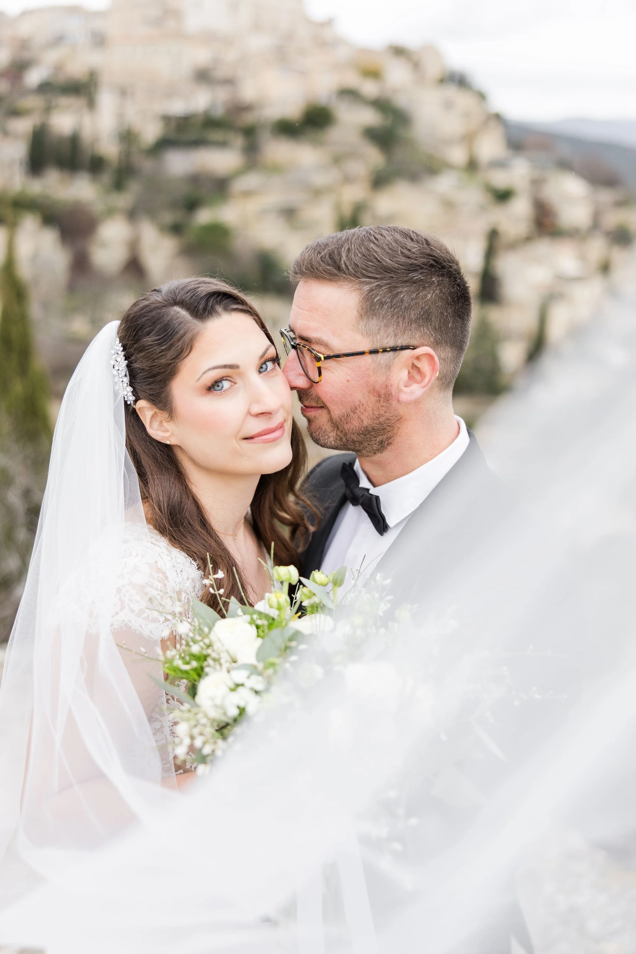 portrait de couple avec le voile devant gordes dans le vaucluse durant leur mariage